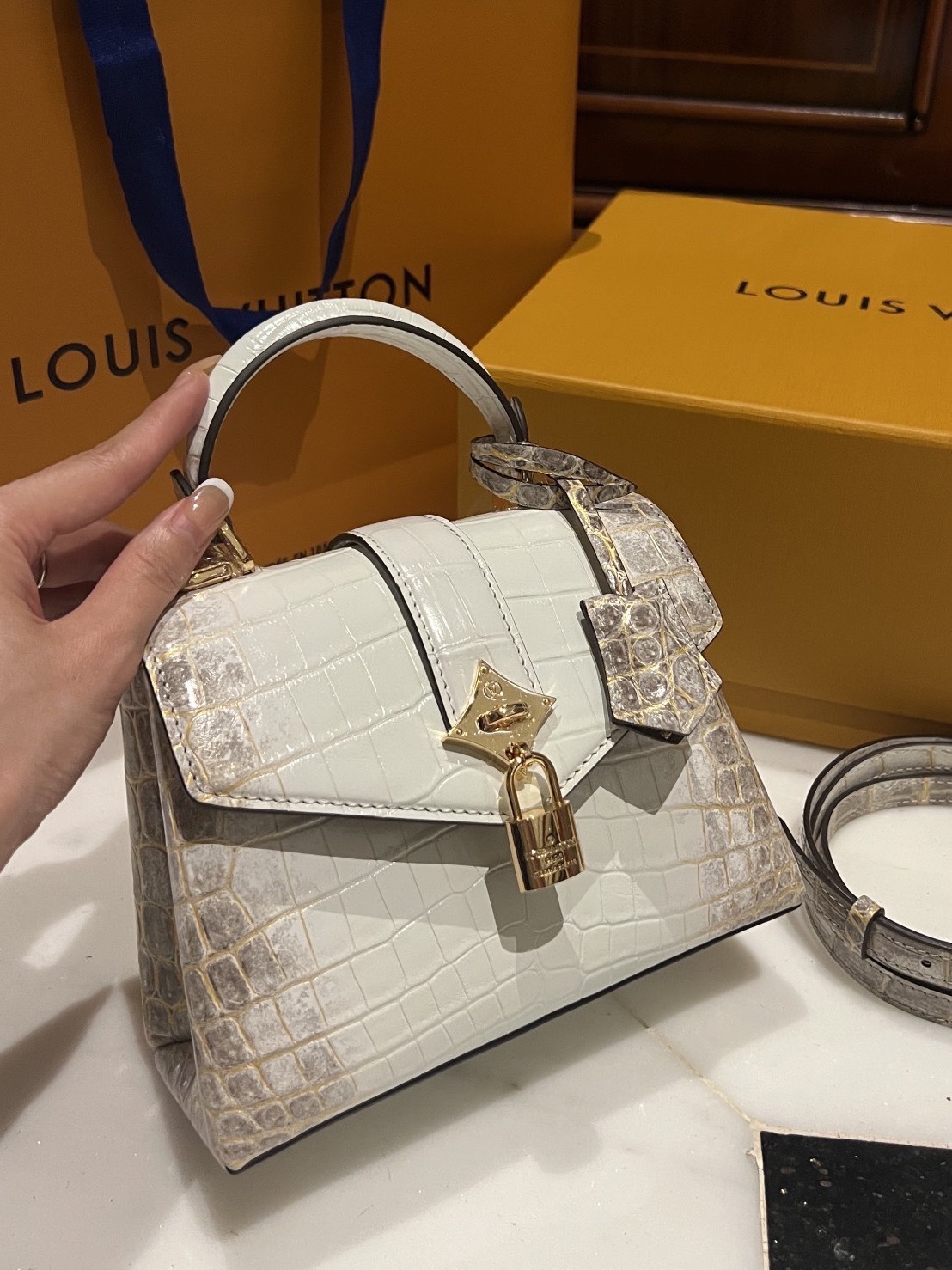 LOUIS VUITTON Женская сумка Petite Malle гималайский крокодил LOUIS VUITTON Женская сумка Petite Malle гималайский крокодил