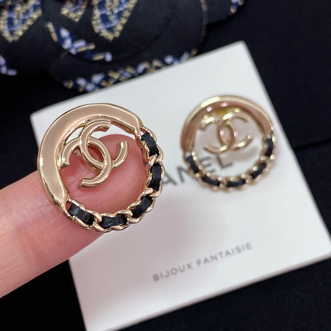 CHANEL Женские круглые серьги с кожаной лентой CHANEL Женские круглые серьги с кожаной лентой