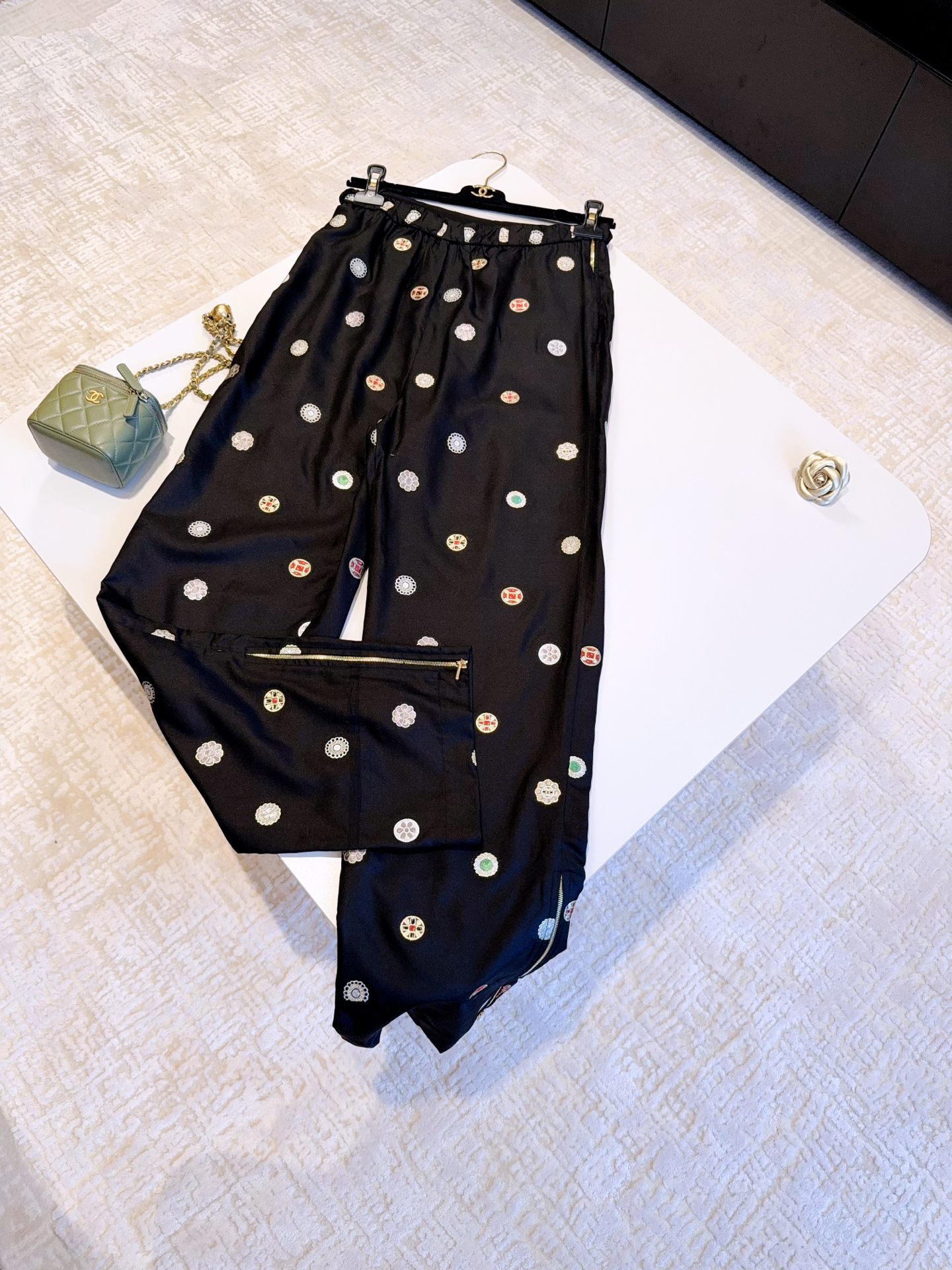 CHANEL Женские шелковые брюки в горошек CHANEL Женские шелковые брюки в горошек