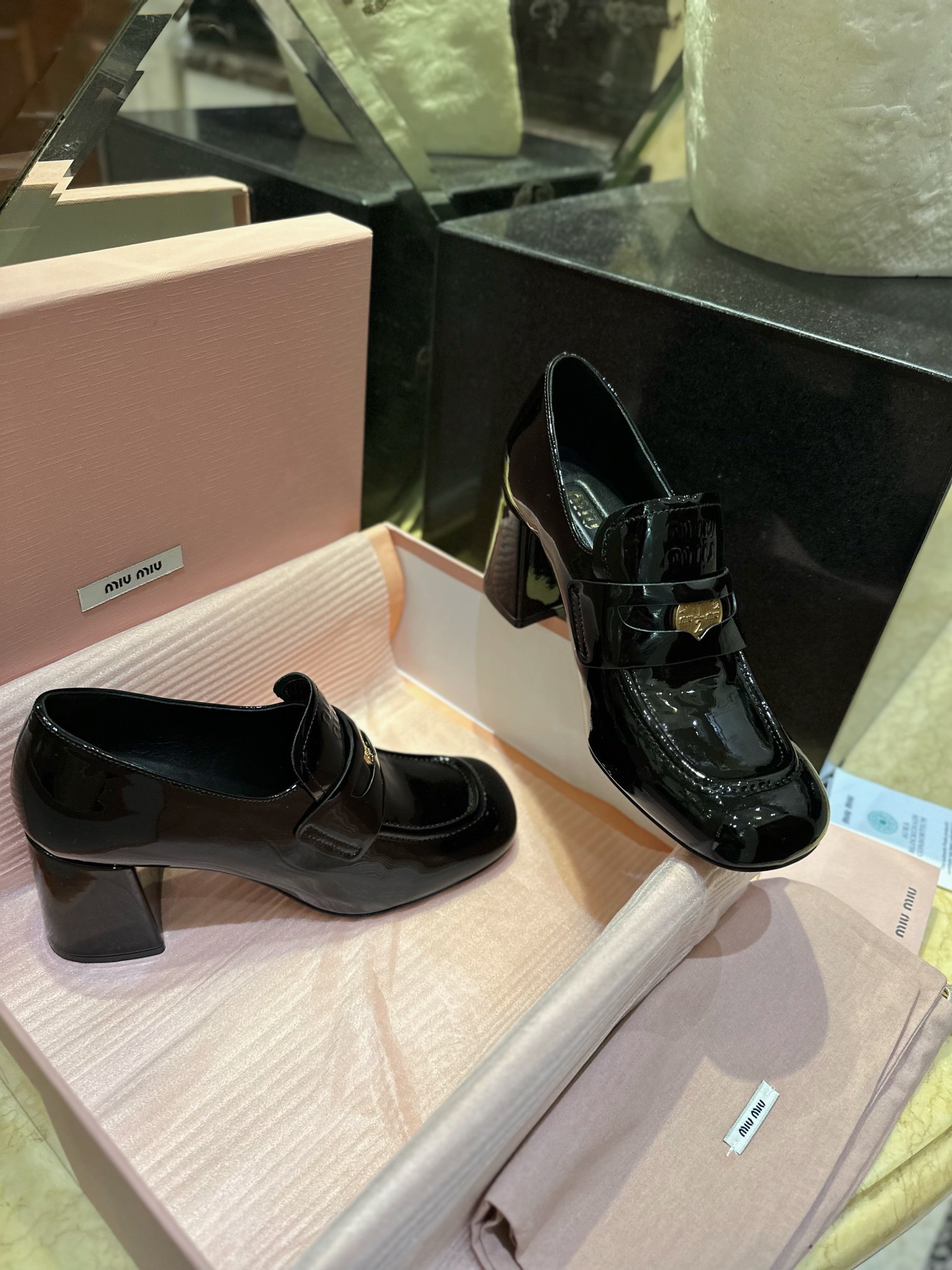 MIU MIU Женские лакированные туфли в стиле лофт MIU MIU Женские лакированные туфли в стиле лофт