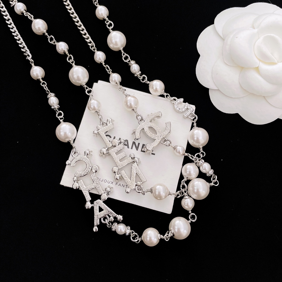 CHANEL Женская цепочка-колье с жемчугом CHANEL Женская цепочка-колье с жемчугом