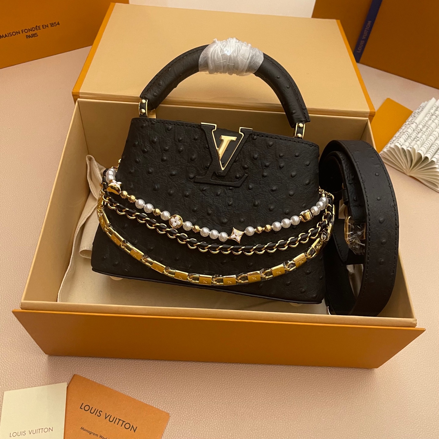 LOUIS VUITTON Женская сумка Capucines из кожи страуса LOUIS VUITTON Женская сумка Capucines из кожи страуса