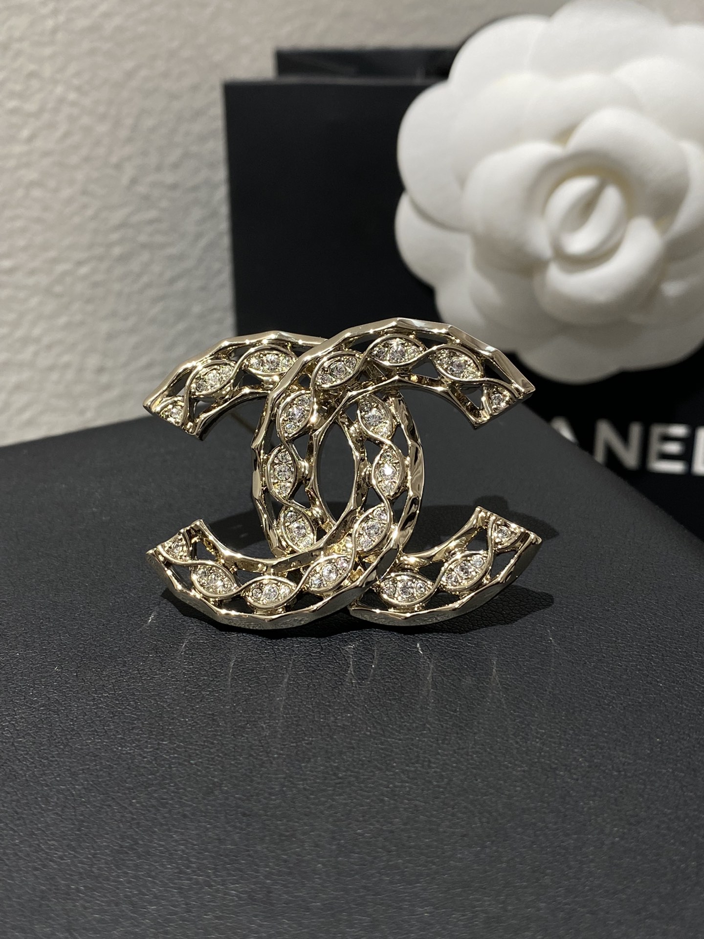 CHANEL Женская брошь с камнями Swarovski CHANEL Женская брошь с камнями Swarovski