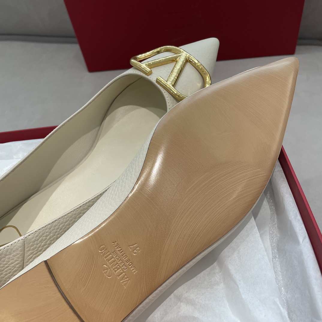 VALENTINO Женские туфли из телячьей кожи VALENTINO Женские туфли из телячьей кожи