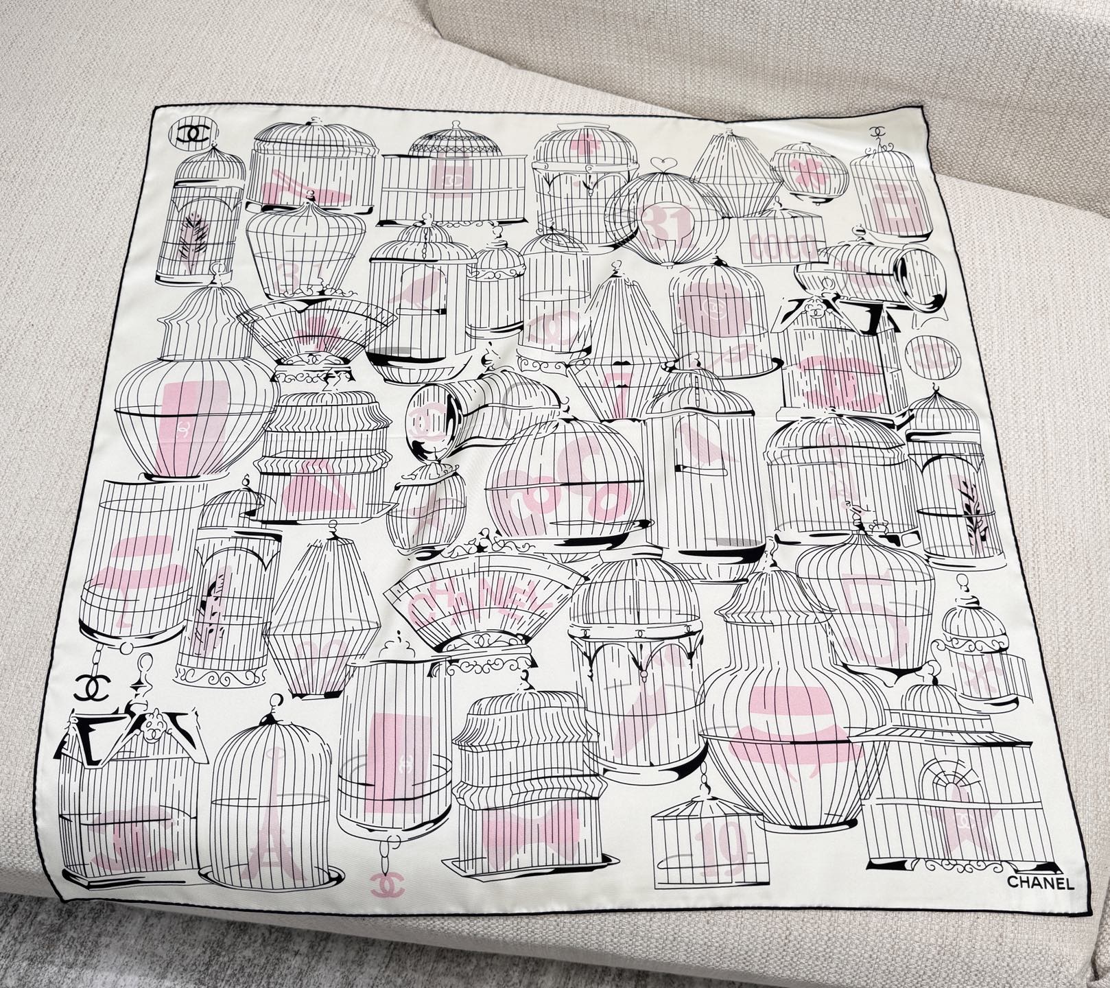 CHANEL Женский платок из шелка CHANEL Женский платок из шелка