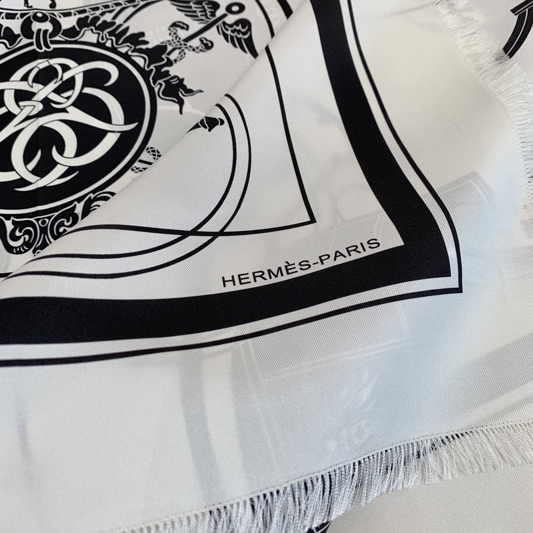 HERMES Женский платок из шелка HERMES Женский платок из шелка