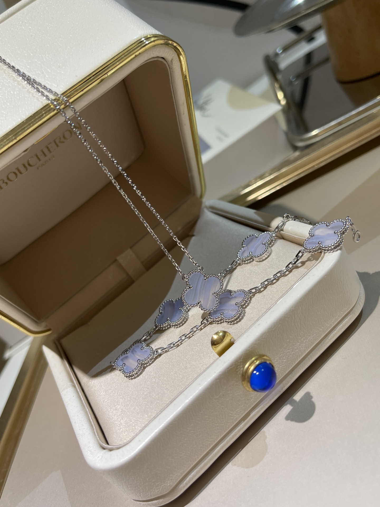 Van Cleef & Arpels Браслет Alhambra белое золото и халцедон Van Cleef & Arpels Браслет Alhambra белое золото и халцедон