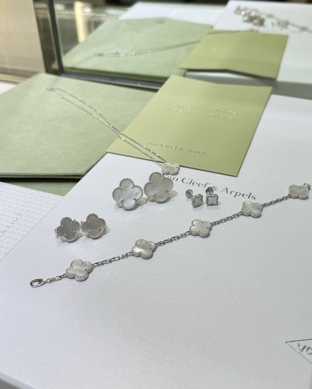 Van Cleef & Arpels Браслет Alhambra белое золото и перламутр Van Cleef & Arpels Браслет Alhambra белое золото и перламутр