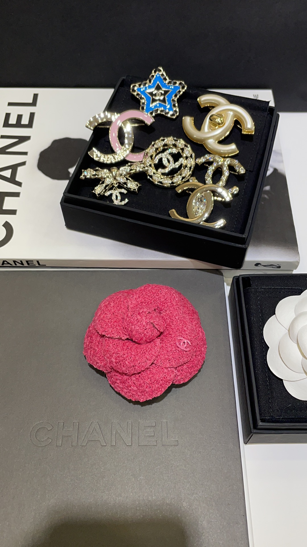 CHANEL Женская брошь Камелия CHANEL Женская брошь Камелия