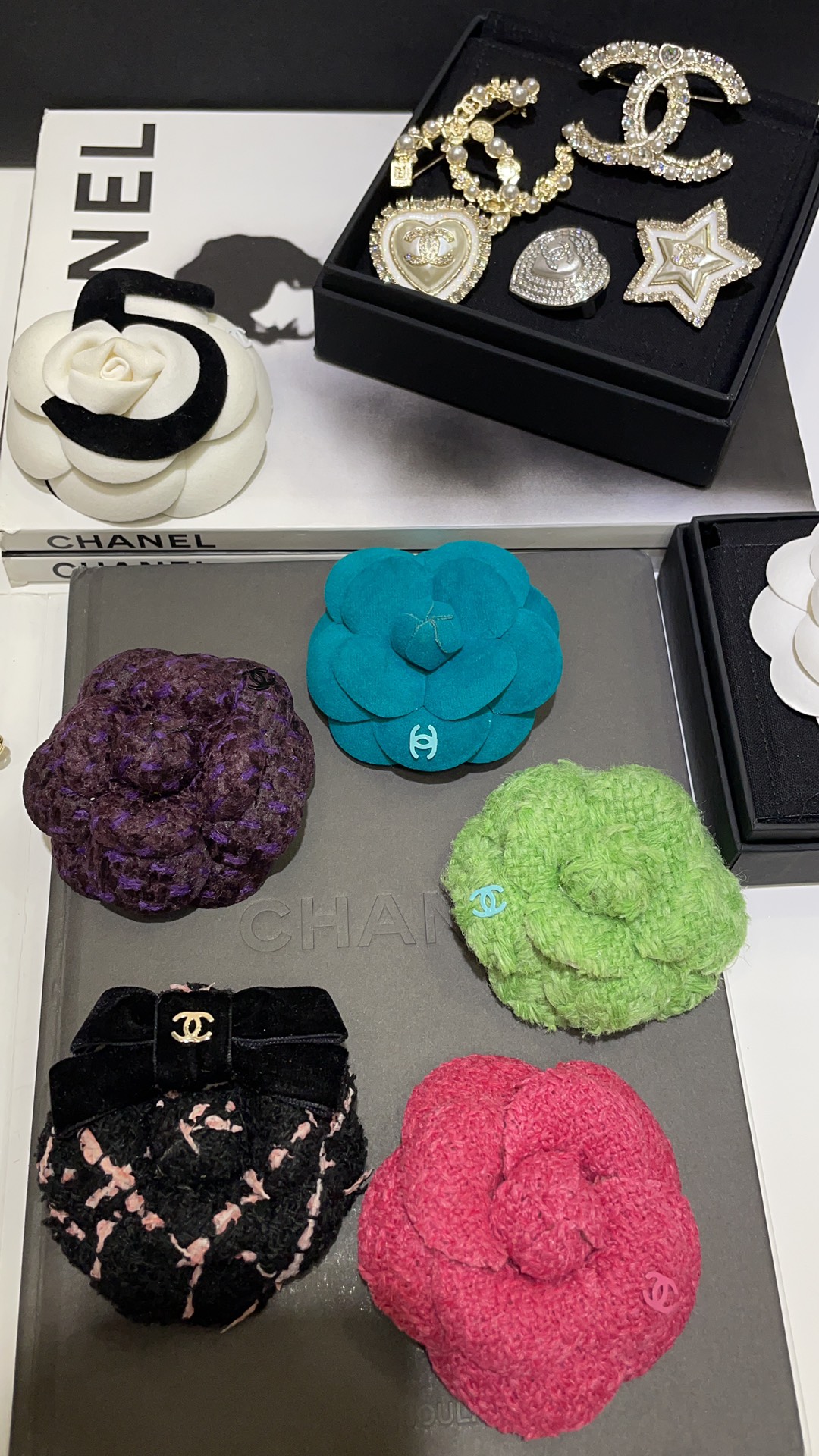 CHANEL Женская брошь Камелия CHANEL Женская брошь Камелия