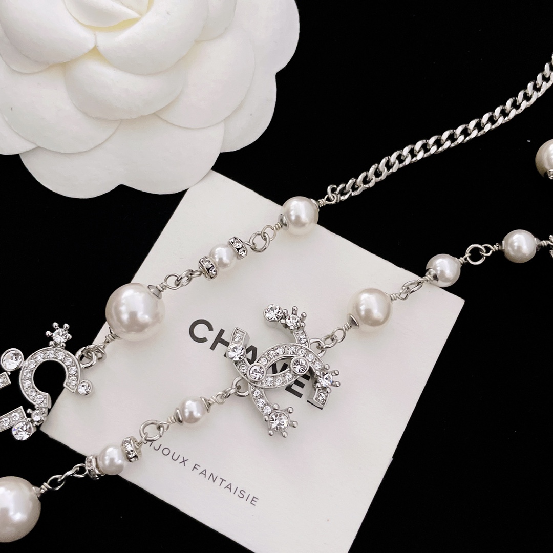 CHANEL Женская цепочка-колье с жемчугом CHANEL Женская цепочка-колье с жемчугом