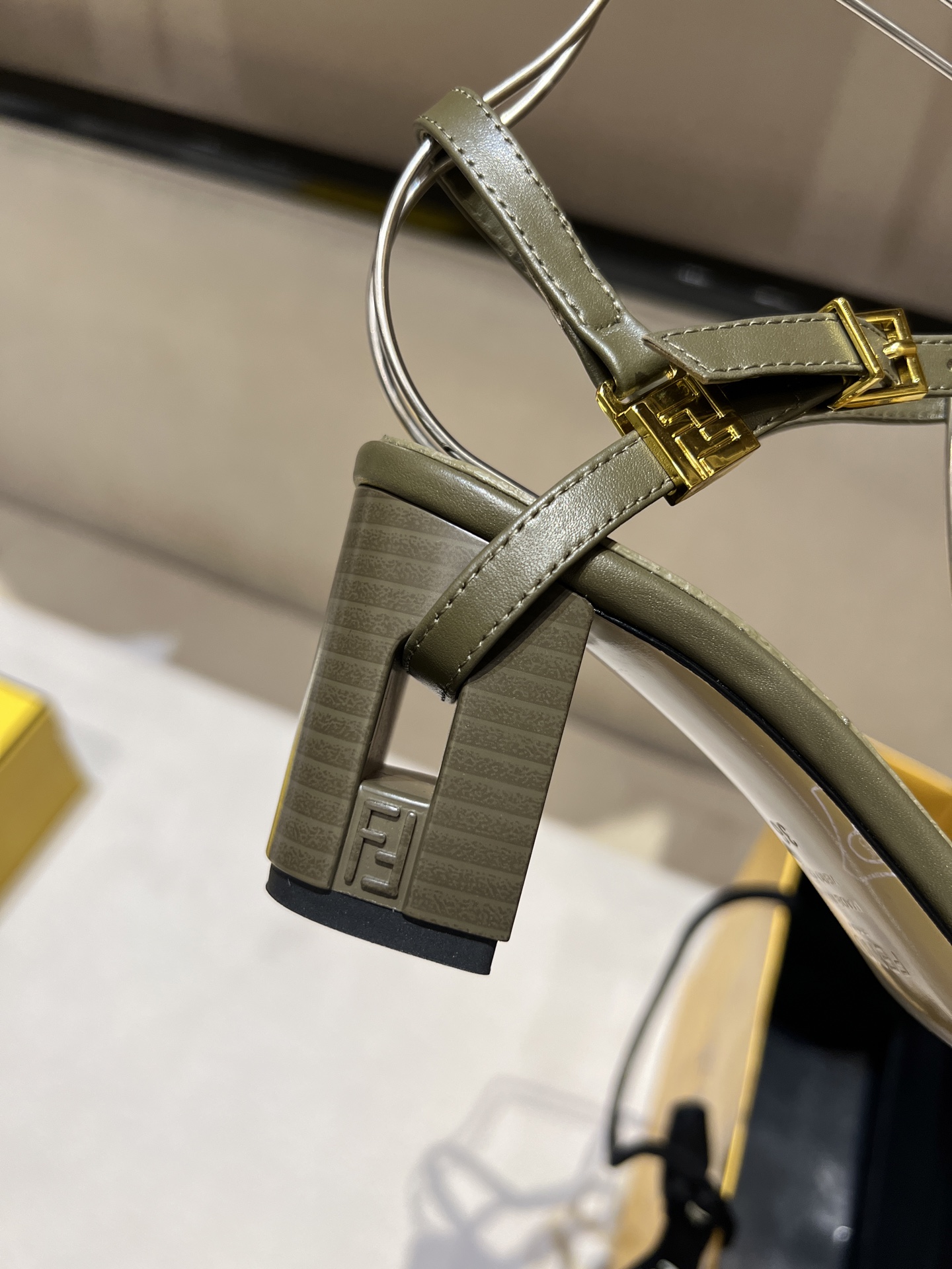 FENDI Женские босоножки Delfina FENDI Женские босоножки Delfina