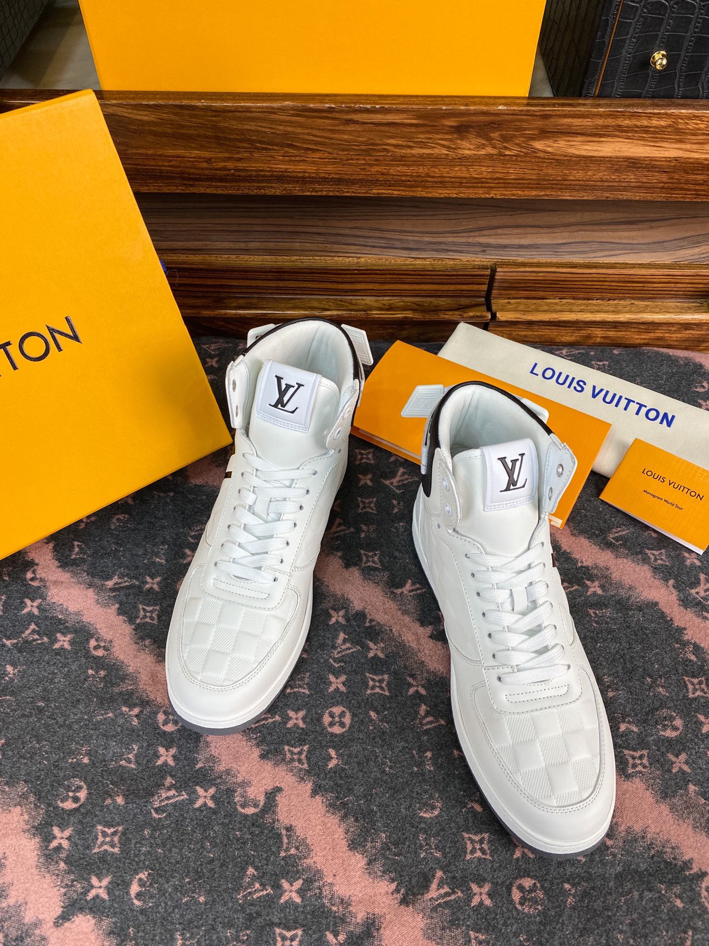 LOUIS VUITTON Женские кроссовки LOUIS VUITTON Женские кроссовки