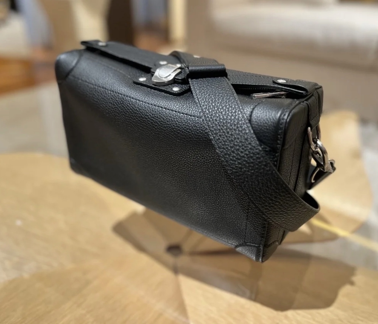 LOUIS VUITTON Мужская сумка M11615 Soul Trunk East West LOUIS VUITTON Мужская сумка M11615 Soul Trunk East West