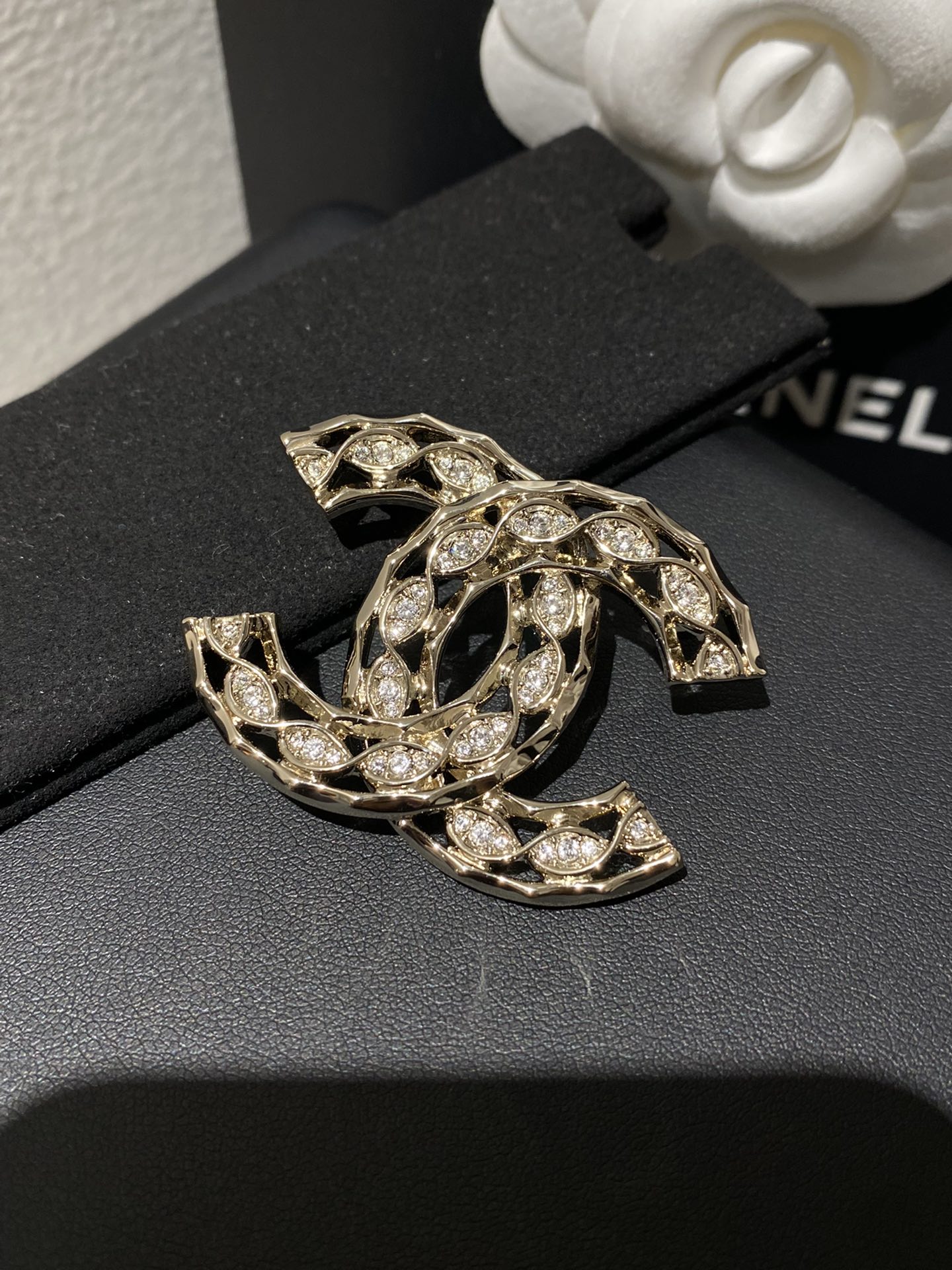 CHANEL Женская брошь с камнями Swarovski CHANEL Женская брошь с камнями Swarovski