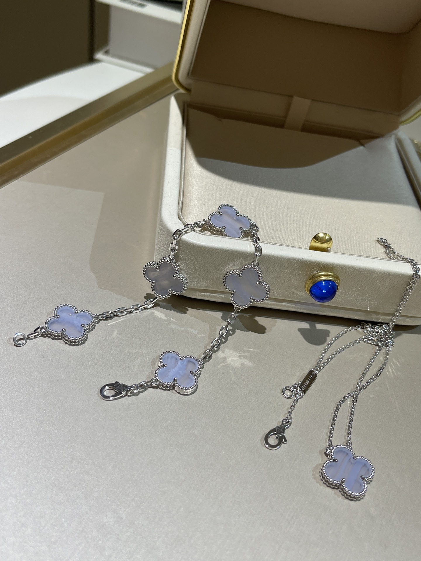 Van Cleef & Arpels Браслет Alhambra белое золото и халцедон Van Cleef & Arpels Браслет Alhambra белое золото и халцедон