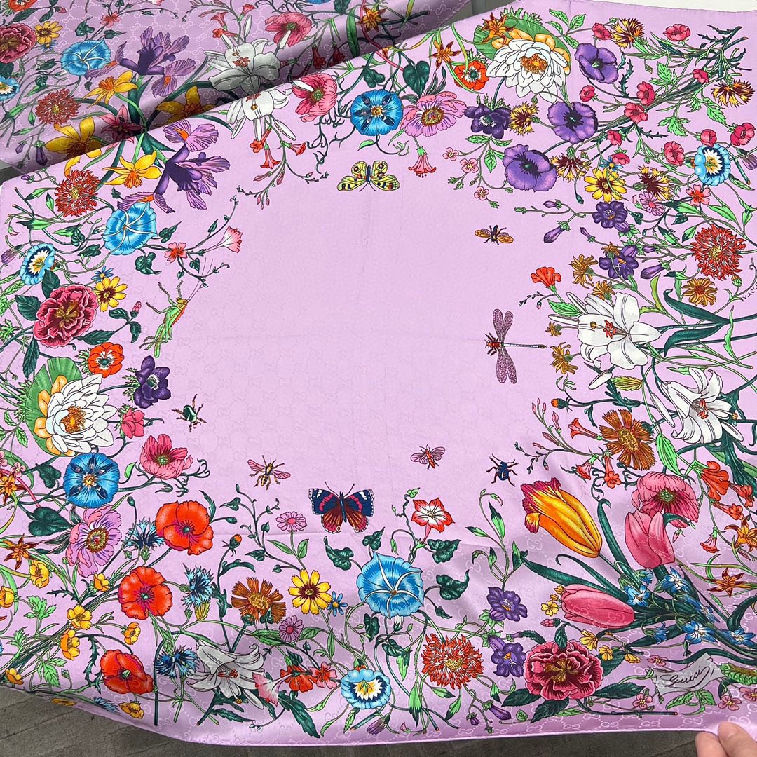 GUCCI Женский платок из шелка с цветочным принтом GUCCI Женский платок из шелка с цветочным принтом