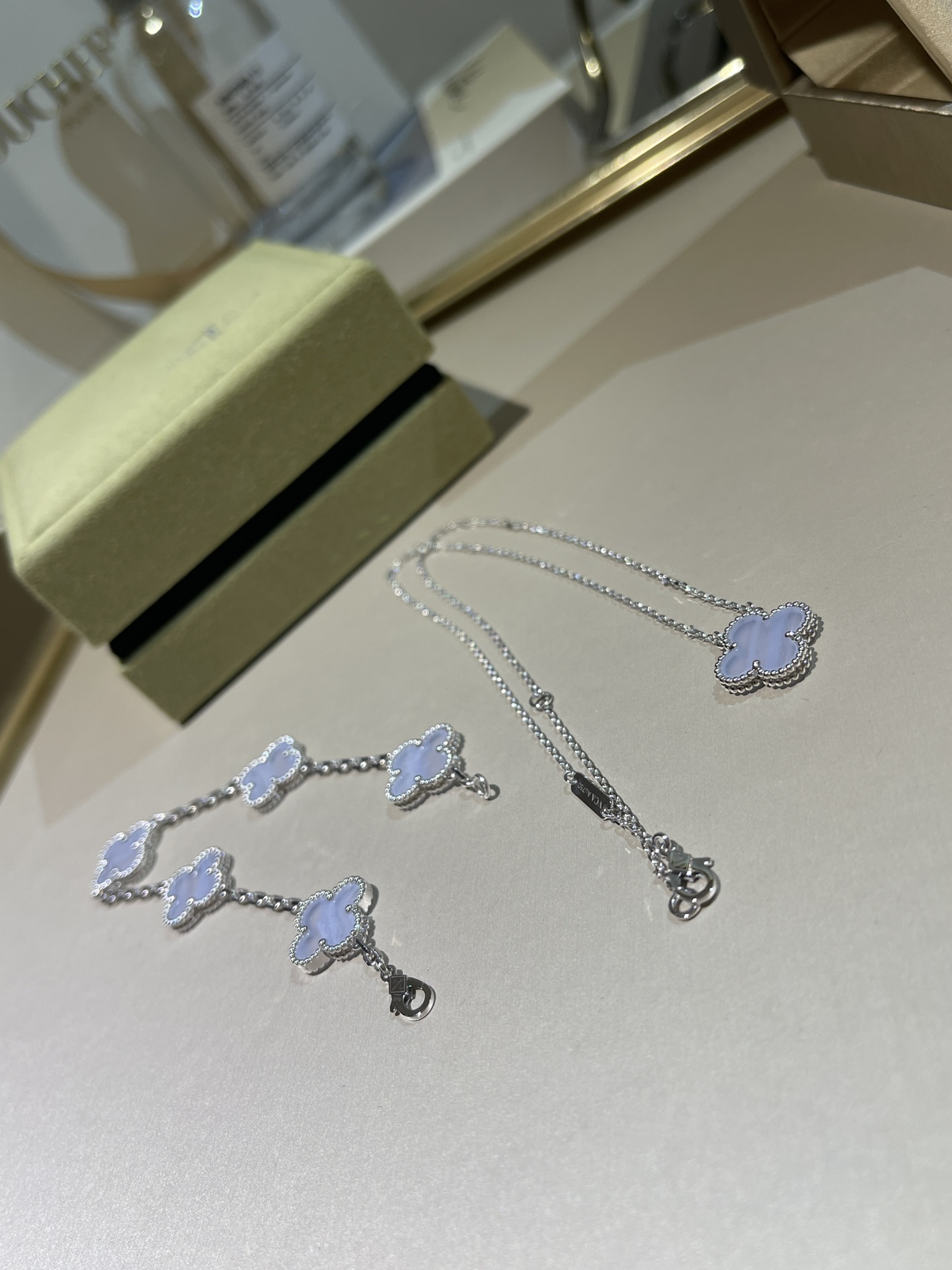 Van Cleef & Arpels Браслет Alhambra белое золото и халцедон Van Cleef & Arpels Браслет Alhambra белое золото и халцедон