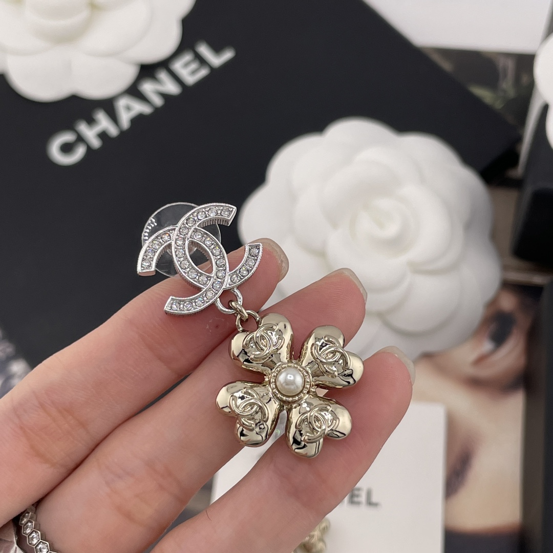 CHANEL Женские серьги с четырёхлистным клевером CHANEL Женские серьги с четырёхлистным клевером