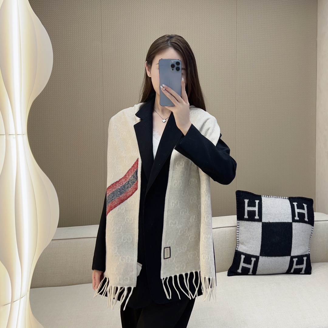 GUCCI Женский шарф из шерсти GUCCI Женский шарф из шерсти