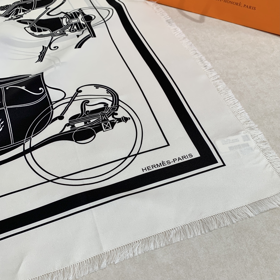 HERMES Женский платок из шелка HERMES Женский платок из шелка