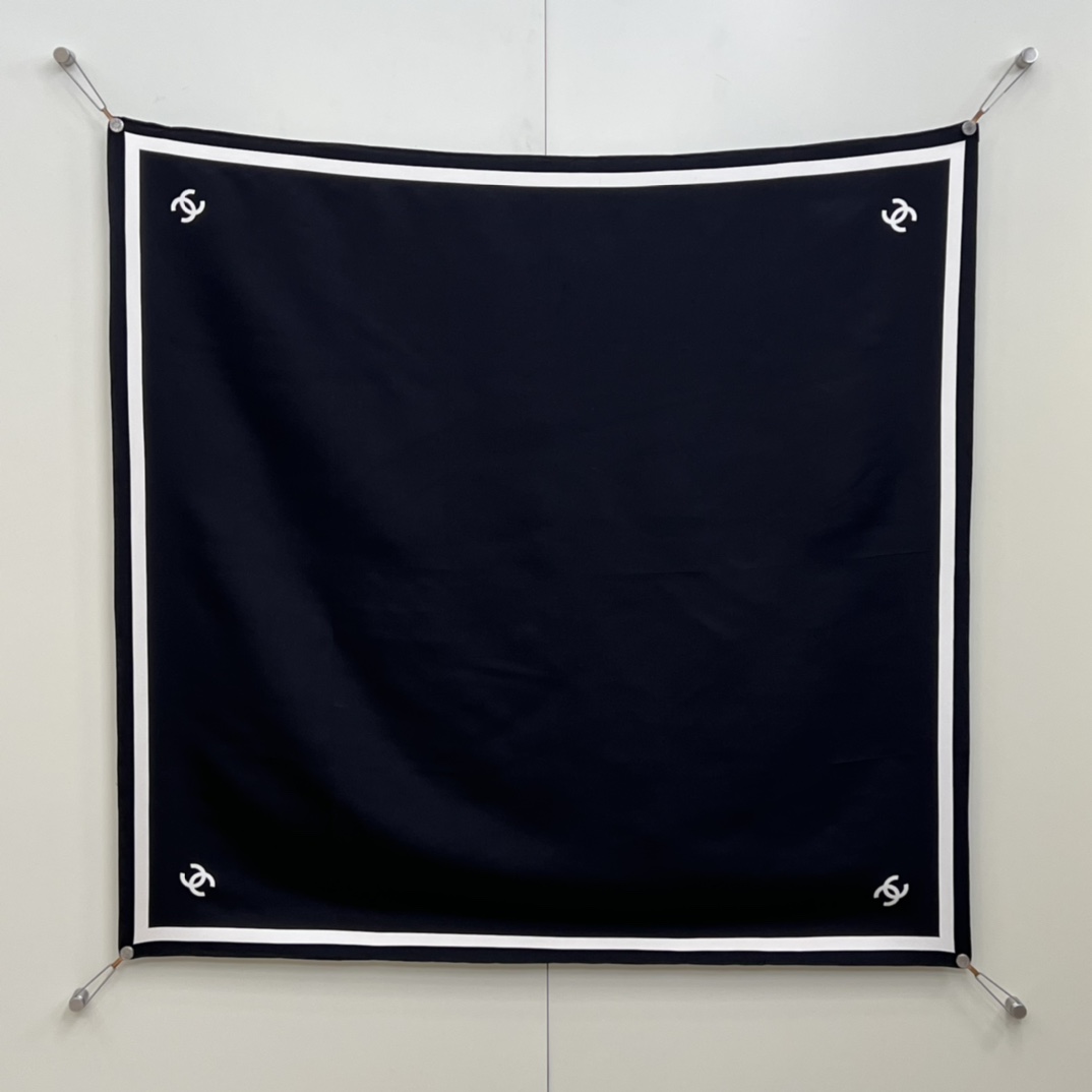 CHANEL Женский платок из шелка CHANEL Женский платок из шелка