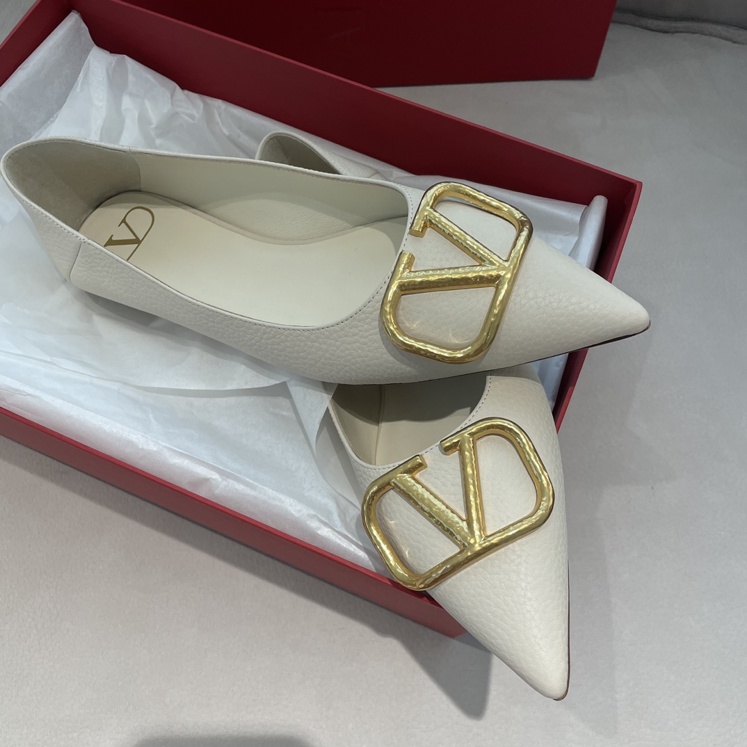 VALENTINO Женские туфли из телячьей кожи VALENTINO Женские туфли из телячьей кожи