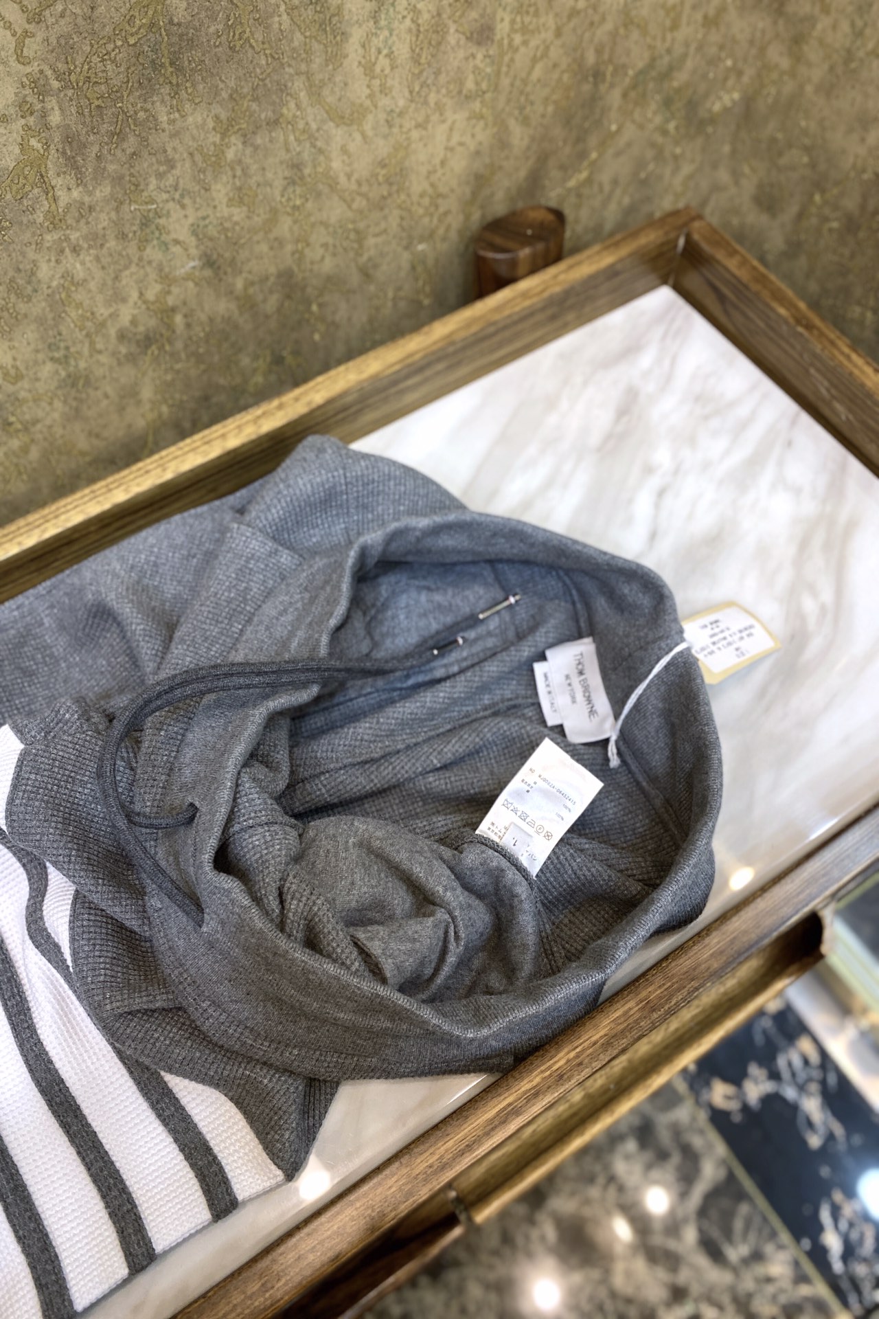 THOM BROWNE Мужские брюки из текстурного вафельного хлопка THOM BROWNE Мужские брюки из текстурного вафельного хлопка