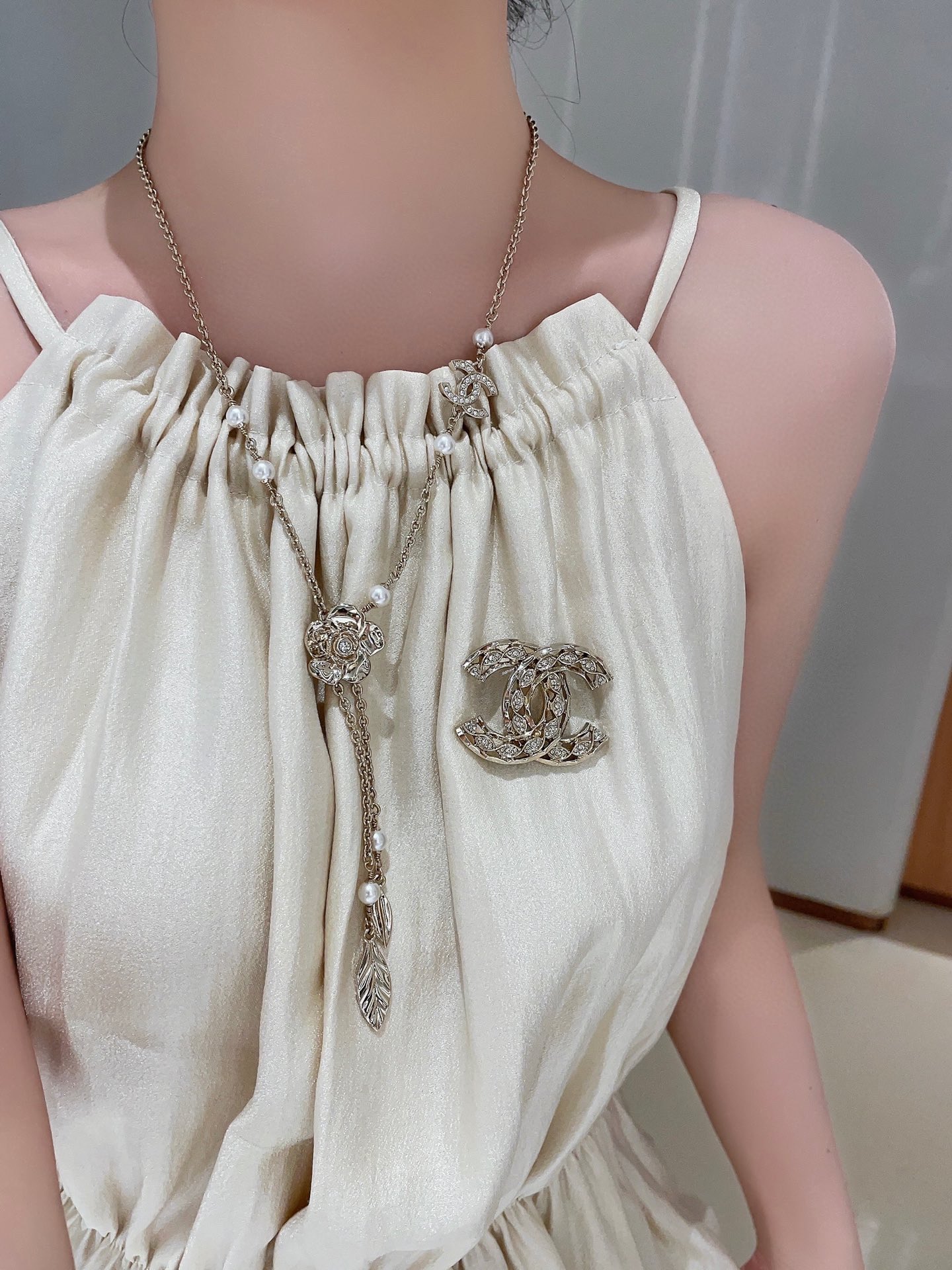 CHANEL Женская брошь с камнями Swarovski CHANEL Женская брошь с камнями Swarovski