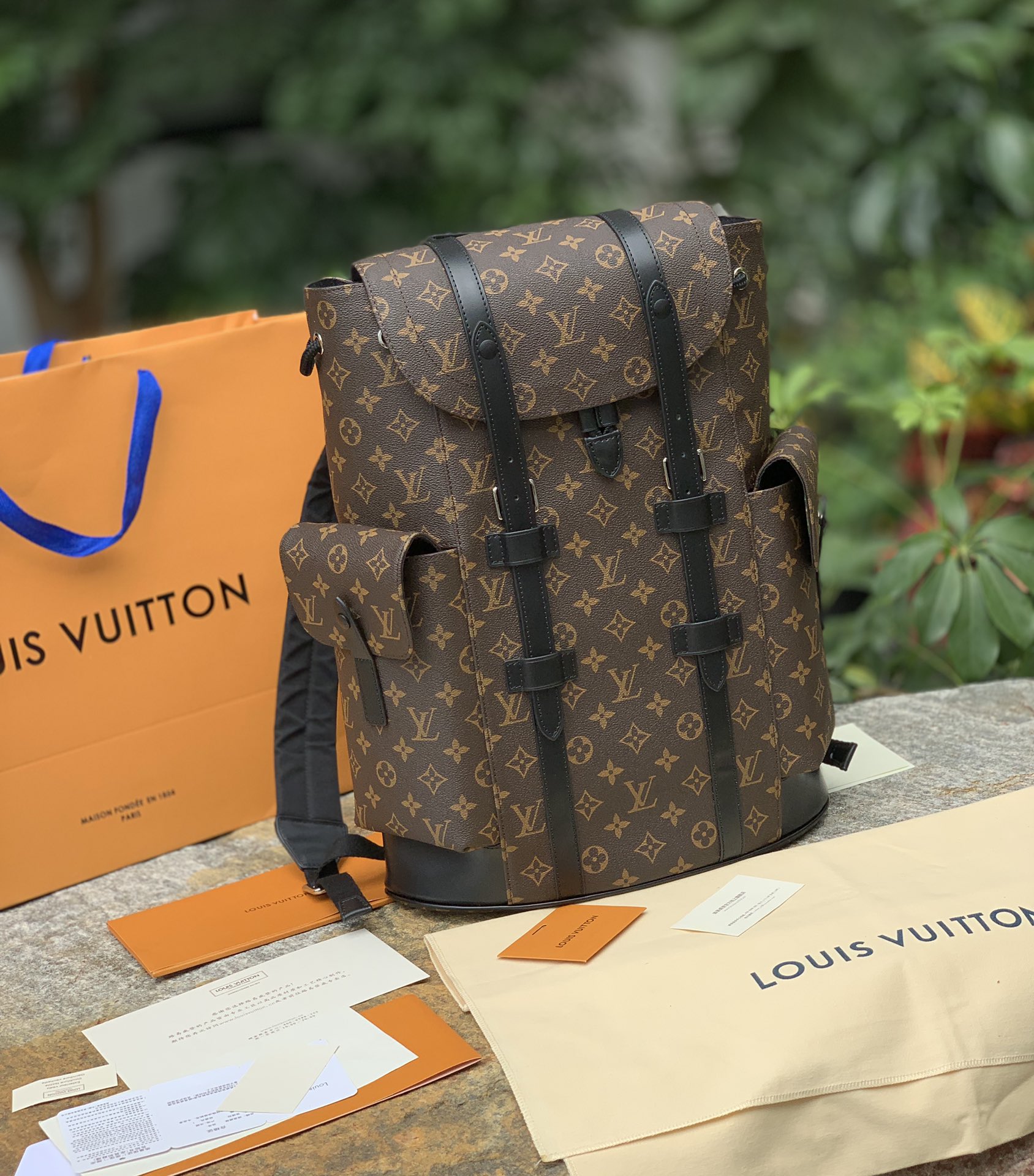 LOUIS VUITTON Мужской рюкзак Christopher MM с ремешками LOUIS VUITTON Мужской рюкзак Christopher MM с ремешками