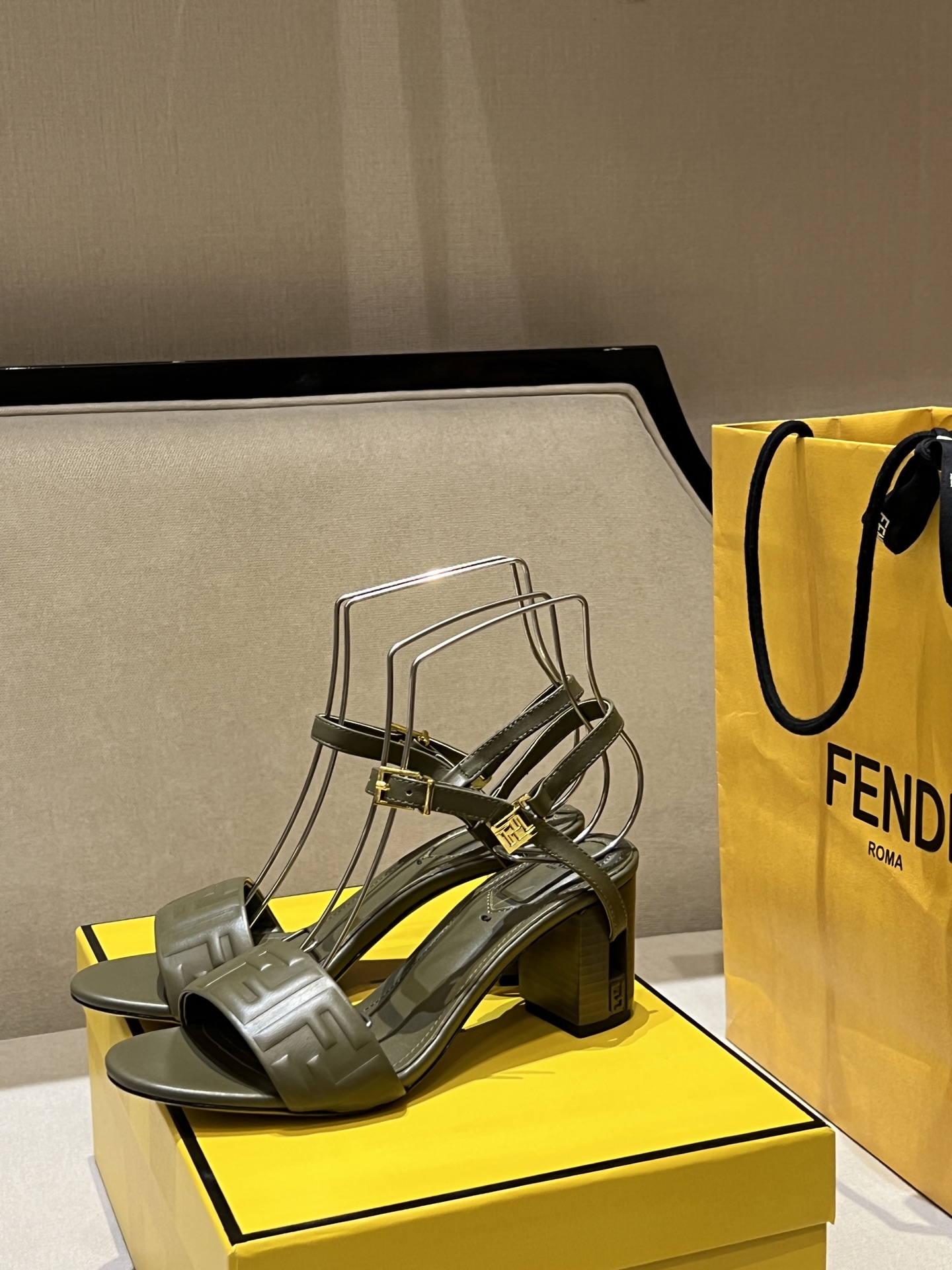 FENDI Женские босоножки Delfina FENDI Женские босоножки Delfina