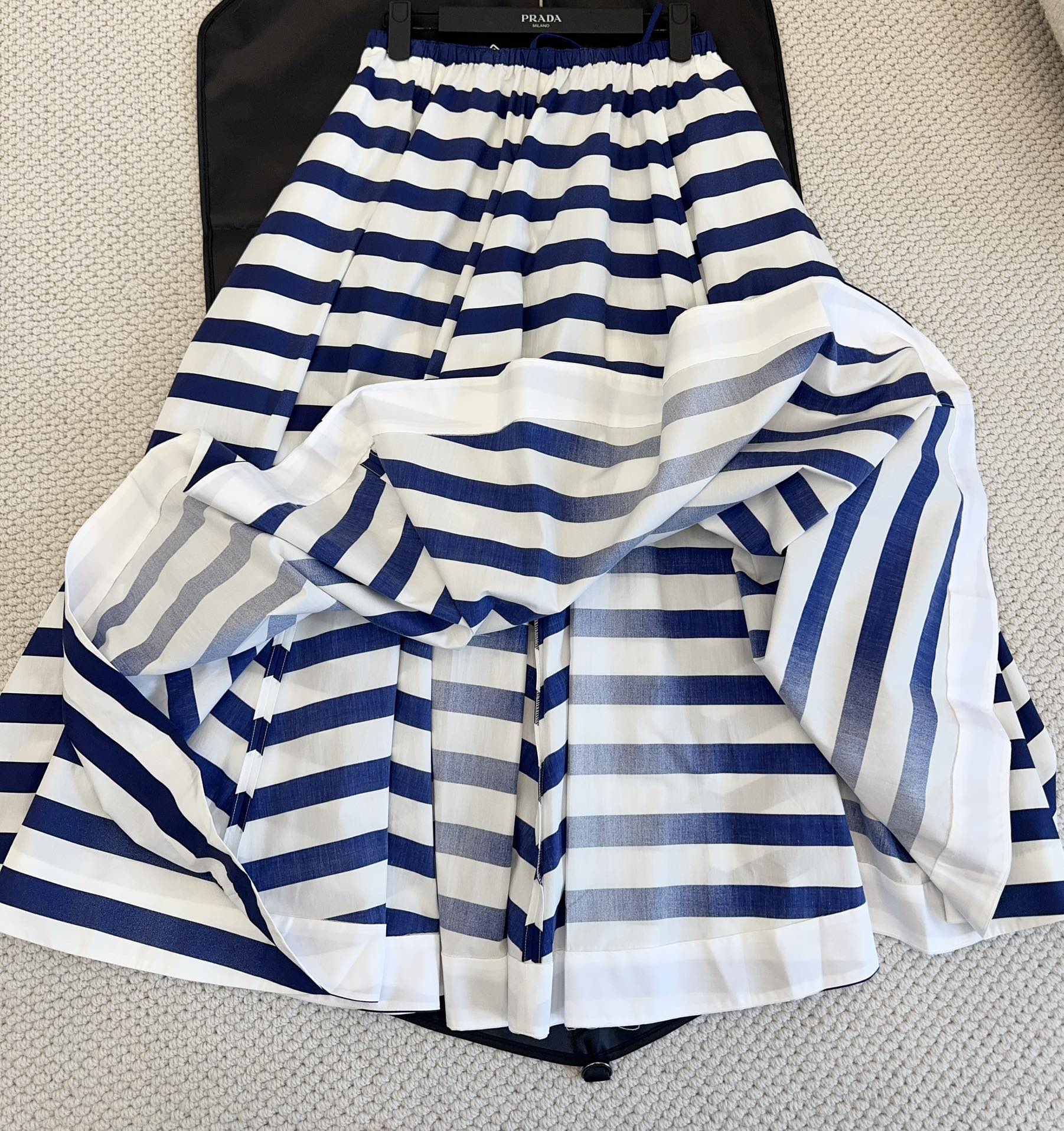 PRADA Женская юбка в сине-белую полоску PRADA Женская юбка в сине-белую полоску