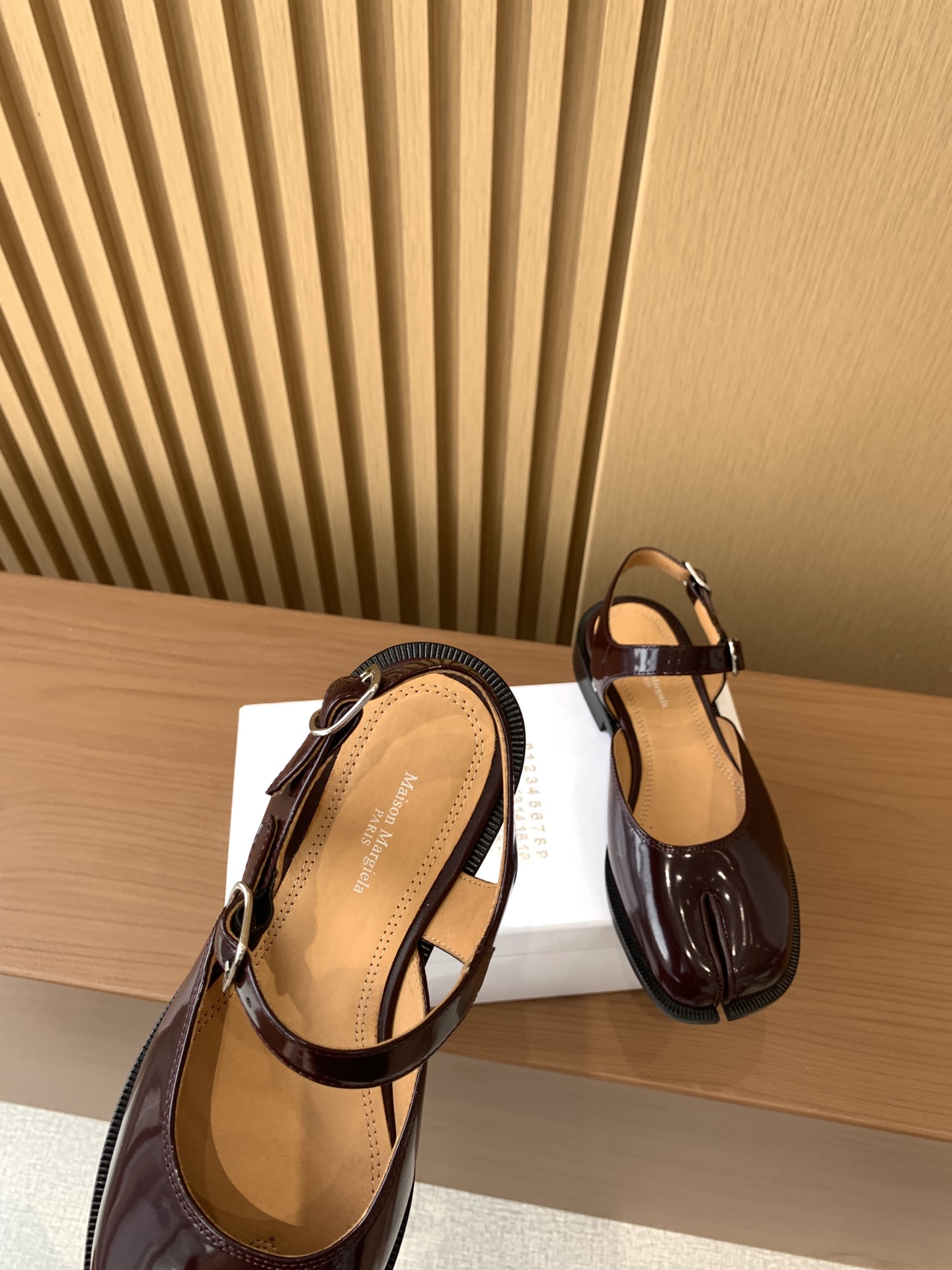 MAISON MARGIELA Женские Tabi в стиле Mary Jane MAISON MARGIELA Женские Tabi в стиле Mary Jane