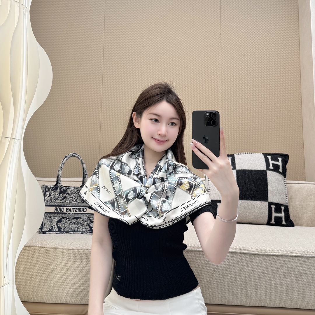 CHANEL Женский платок из шелка пудрового цвета CHANEL Женский платок из шелка пудрового цвета