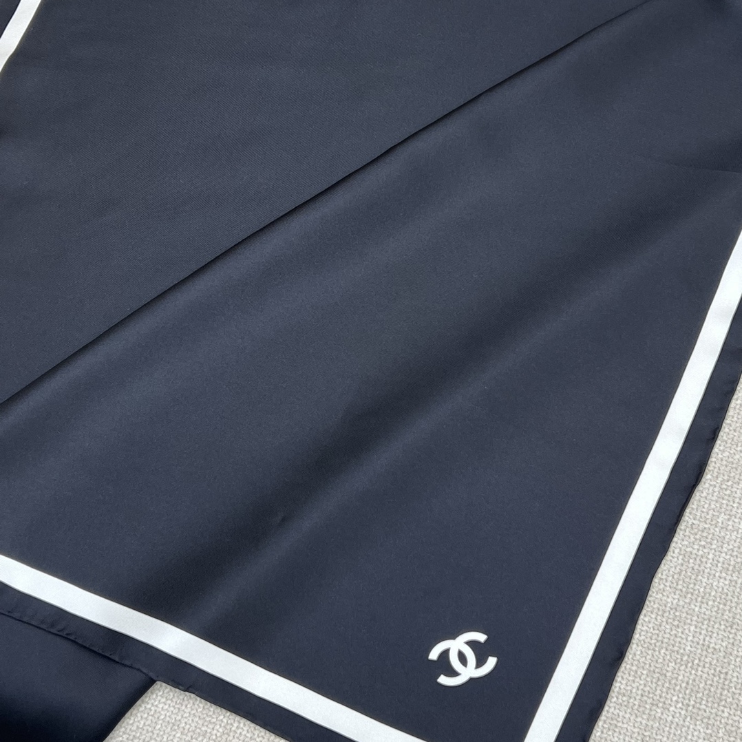 CHANEL Женский платок из шелка CHANEL Женский платок из шелка