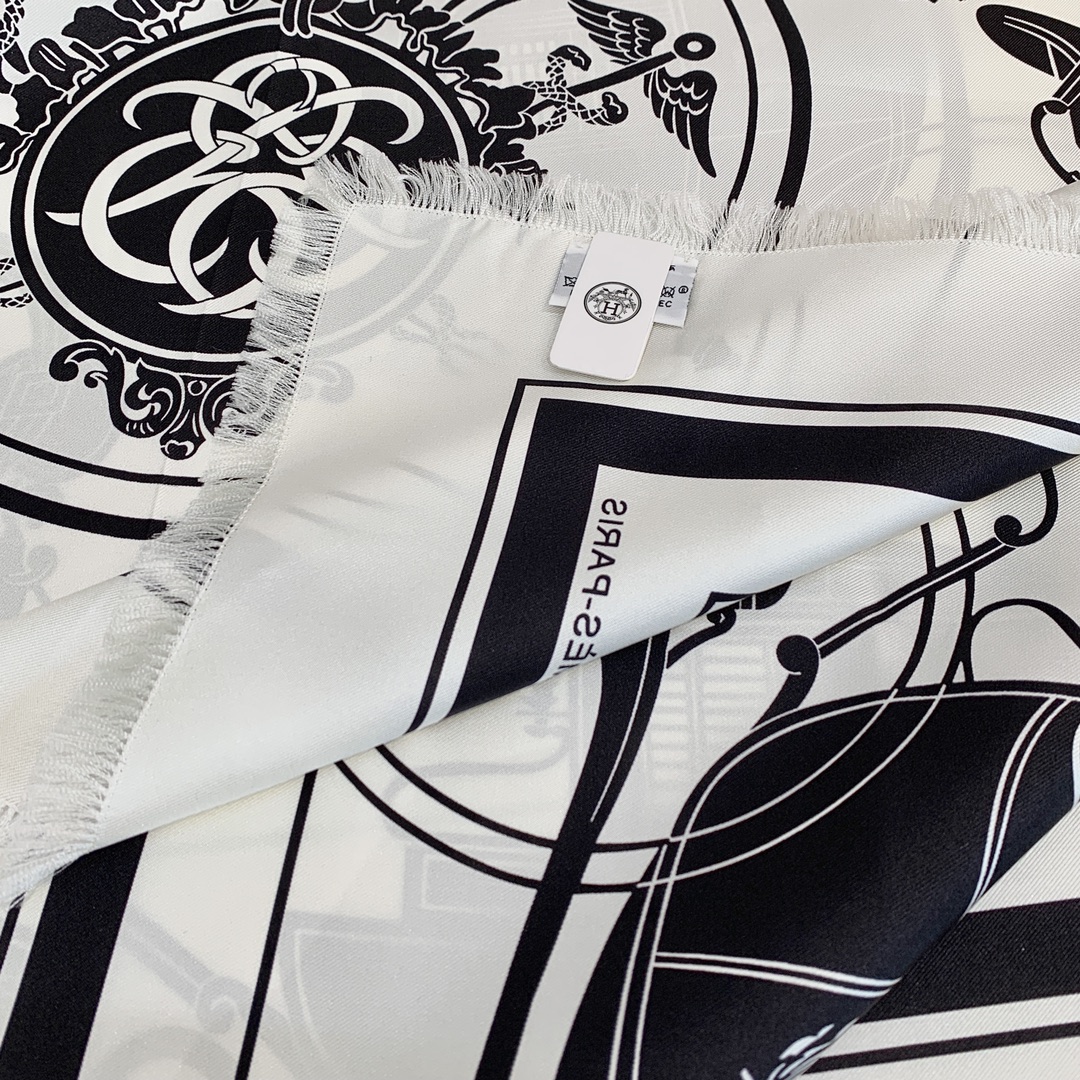 HERMES Женский платок из шелка HERMES Женский платок из шелка