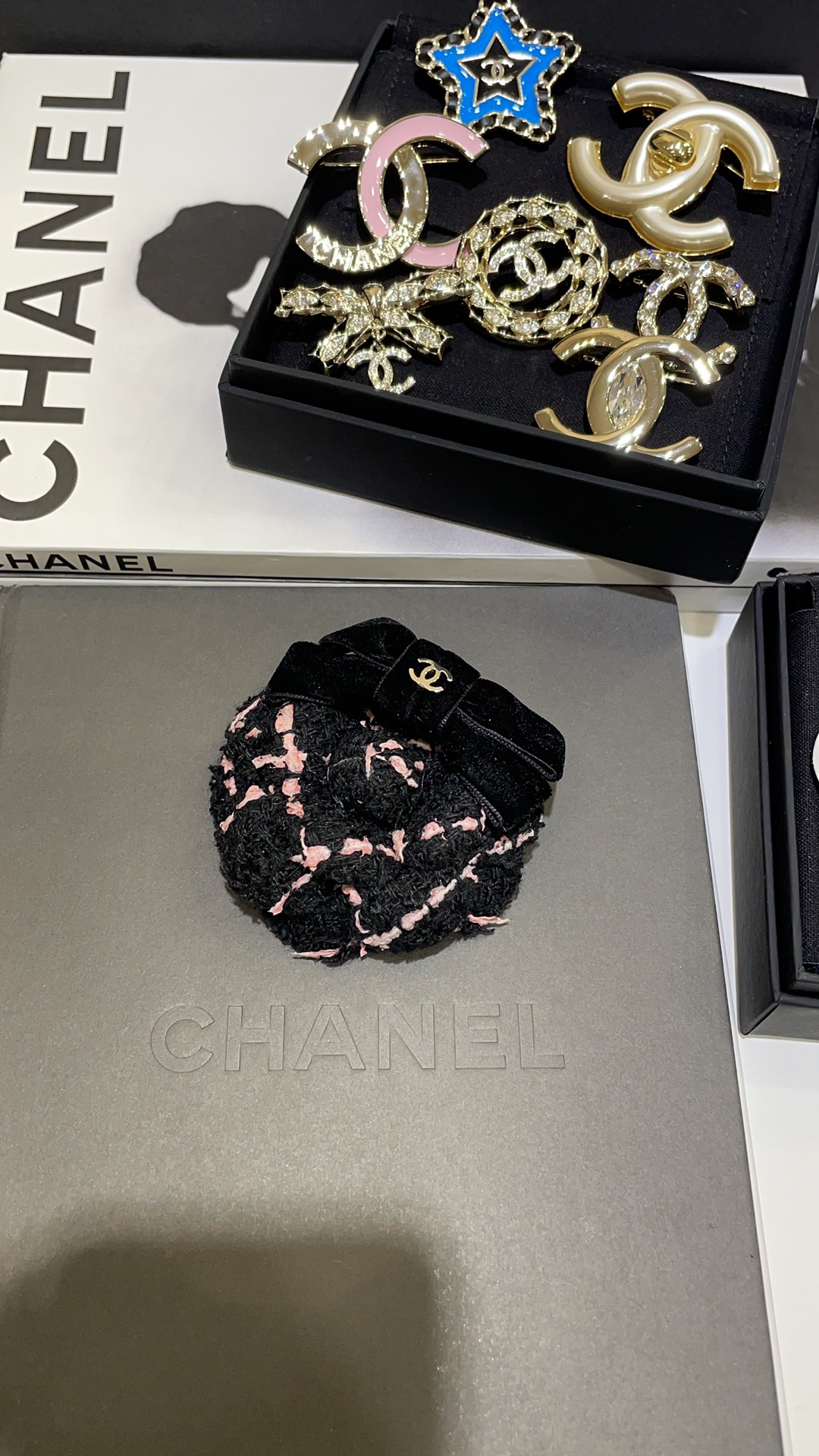 CHANEL Женская брошь Камелия CHANEL Женская брошь Камелия
