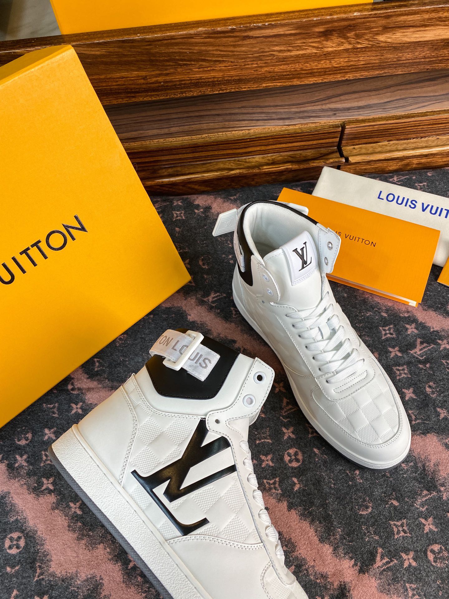 LOUIS VUITTON Женские кроссовки LOUIS VUITTON Женские кроссовки