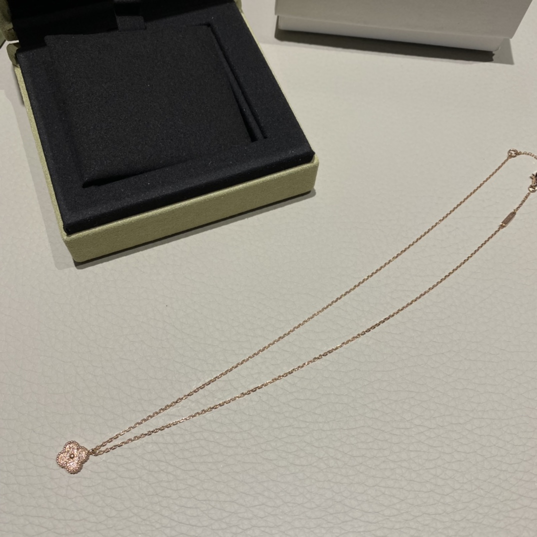 Van Cleef & Arpels Колье Sweet Alhambra розовое золото Van Cleef & Arpels Колье Sweet Alhambra розовое золото