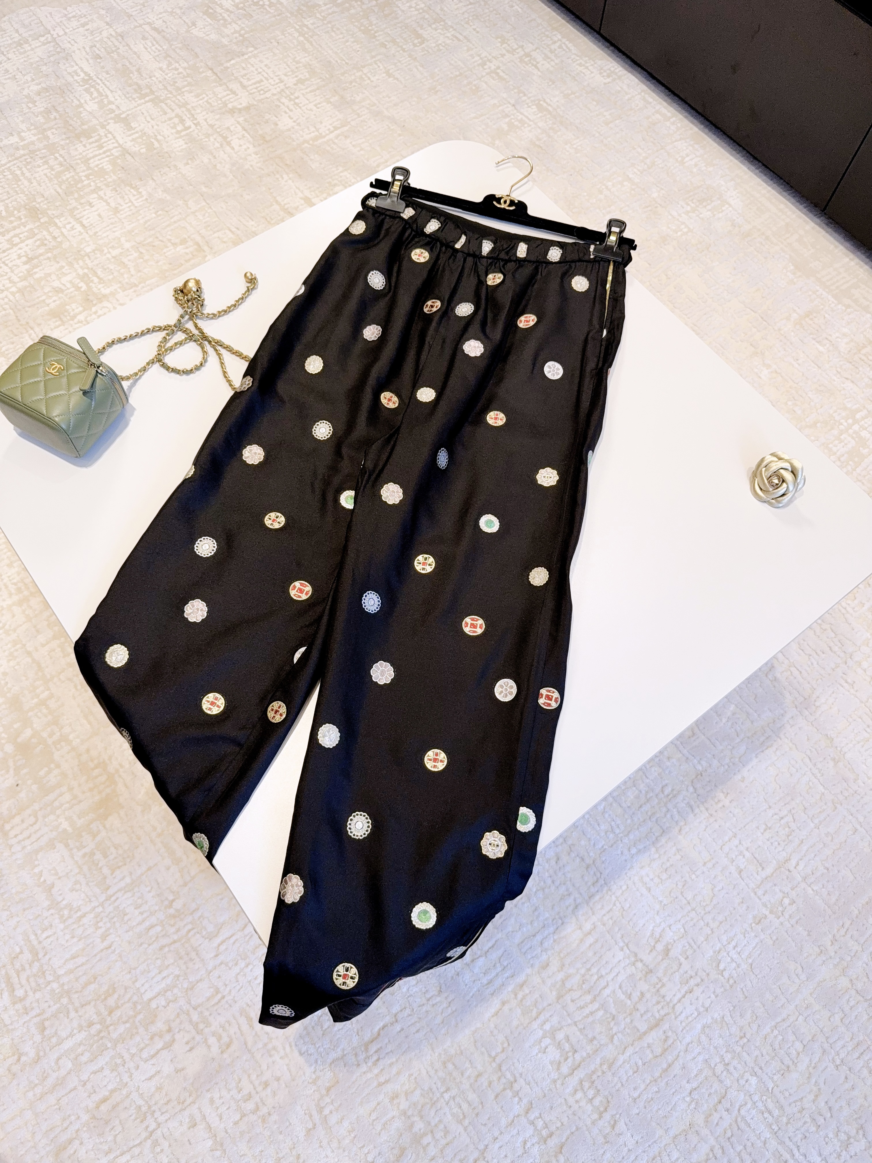 CHANEL Женские шелковые брюки в горошек CHANEL Женские шелковые брюки в горошек