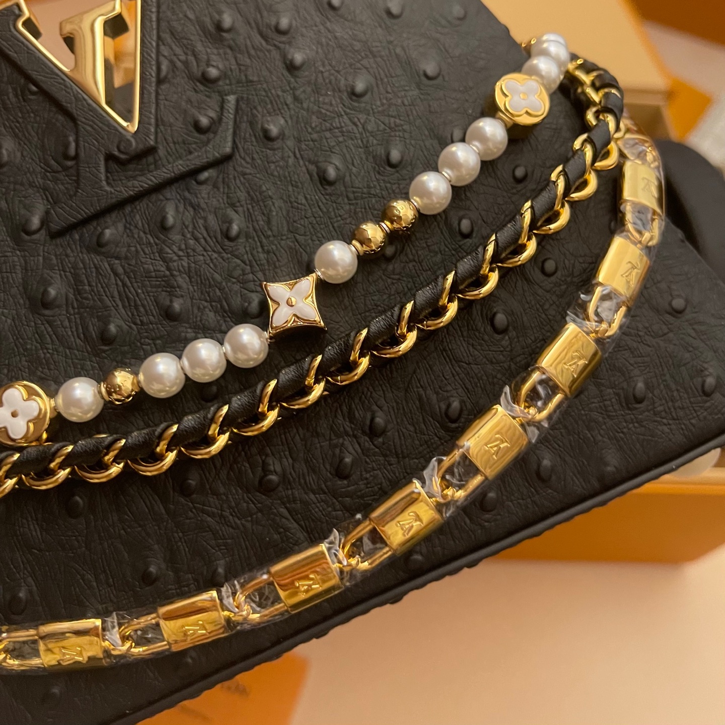 LOUIS VUITTON Женская сумка Capucines из кожи страуса LOUIS VUITTON Женская сумка Capucines из кожи страуса