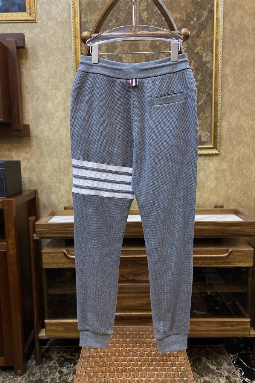 THOM BROWNE Мужские брюки из текстурного вафельного хлопка THOM BROWNE Мужские брюки из текстурного вафельного хлопка