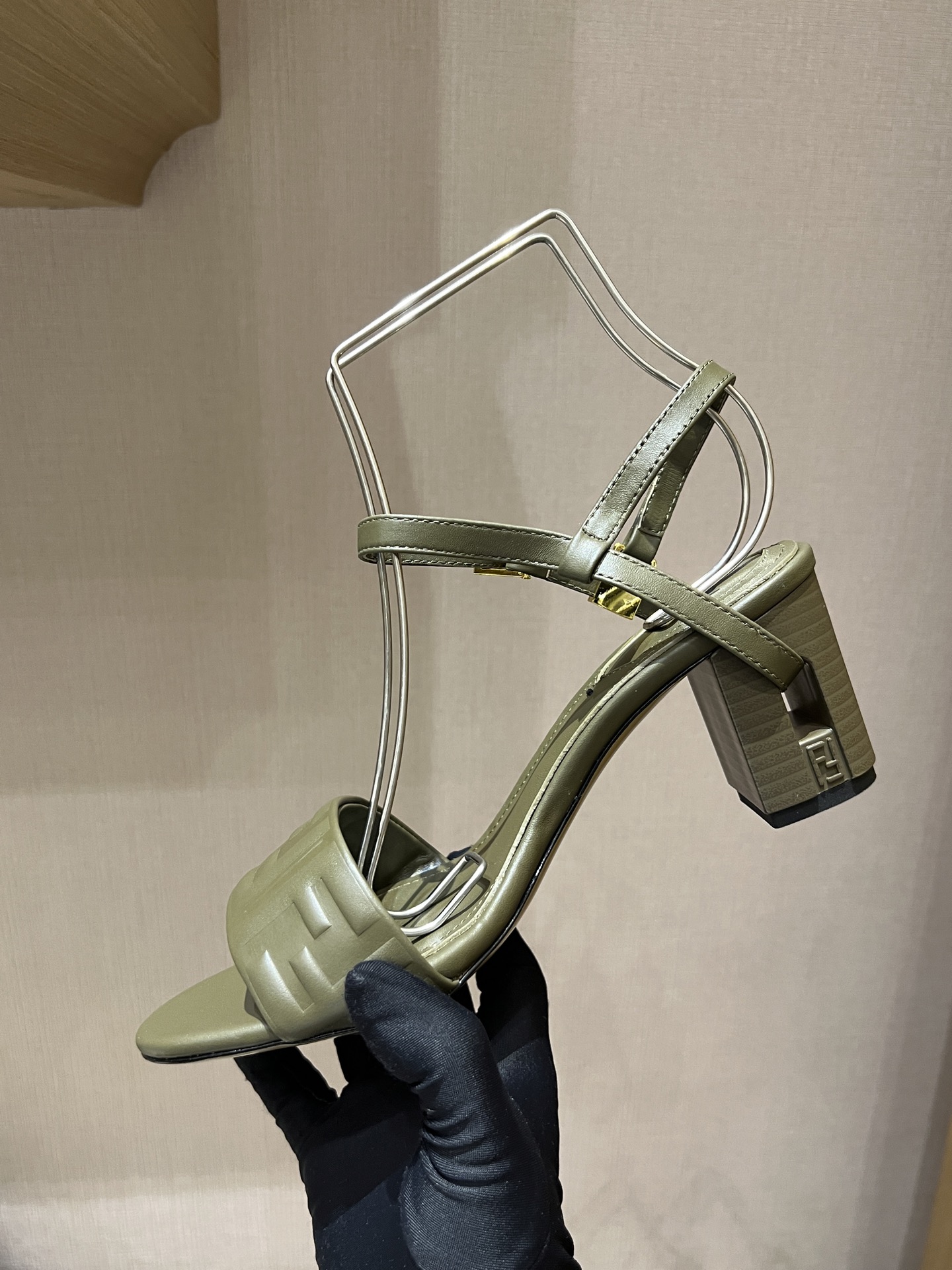 FENDI Женские босоножки Delfina FENDI Женские босоножки Delfina