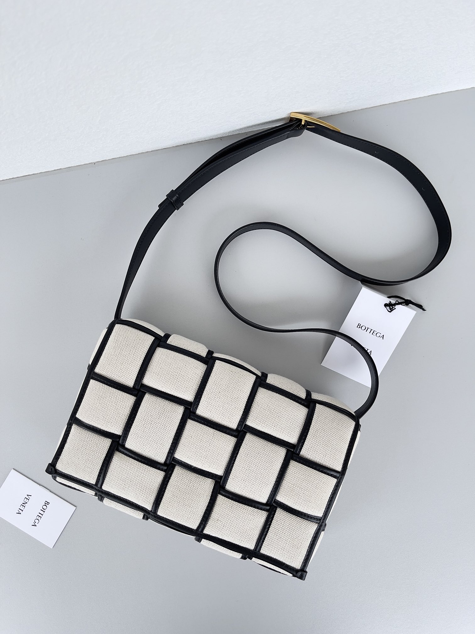 BOTTEGA VENETA Сумка Cassette из натурального льна и кожи BOTTEGA VENETA Сумка Cassette из натурального льна и кожи