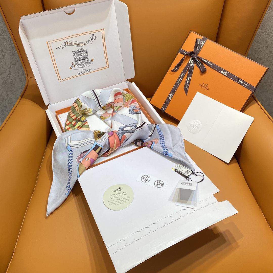 HERMES Платок из шёлка HERMES Платок из шёлка