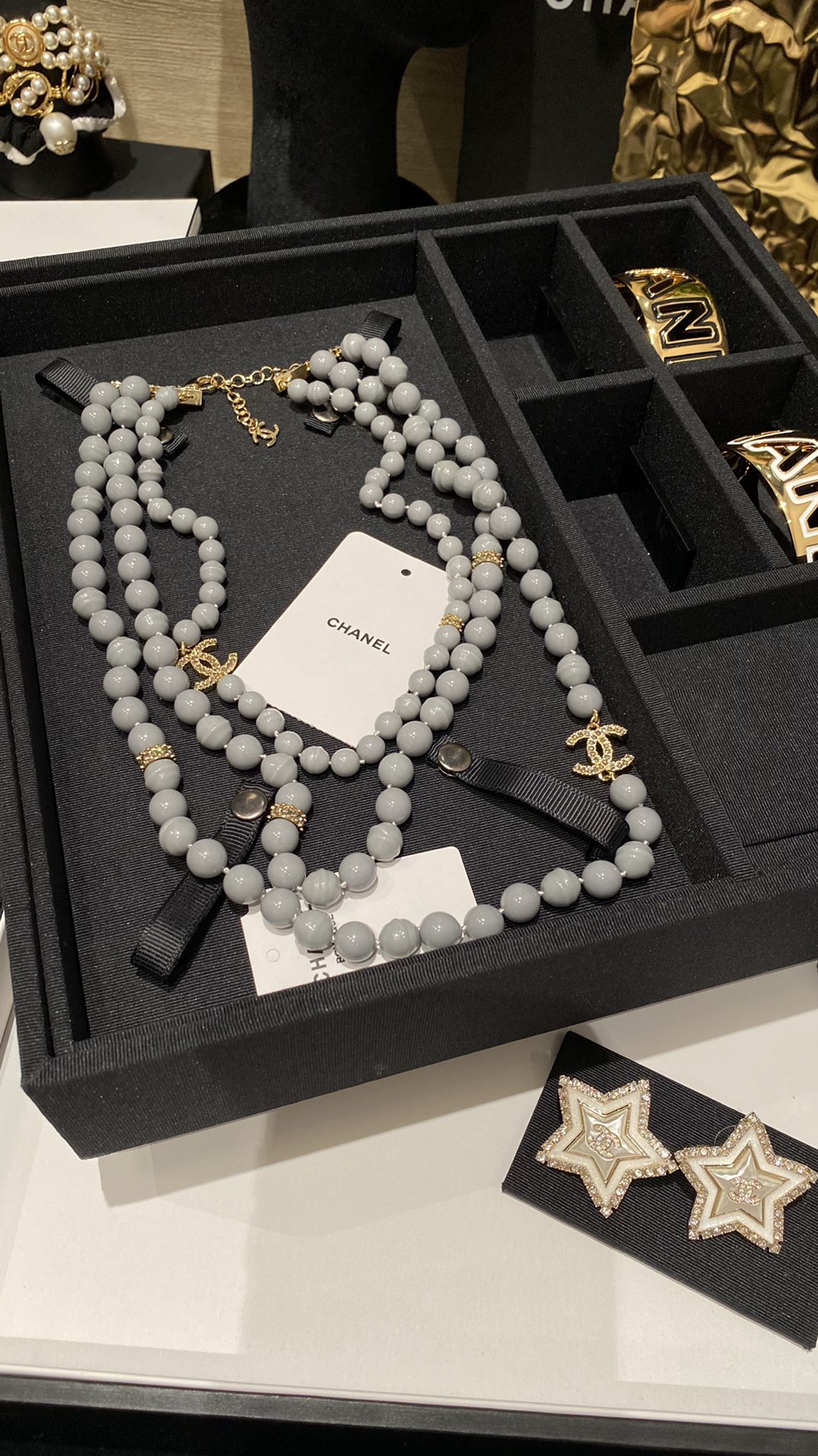 CHANEL Женское дымчатое колье CHANEL Женское дымчатое колье