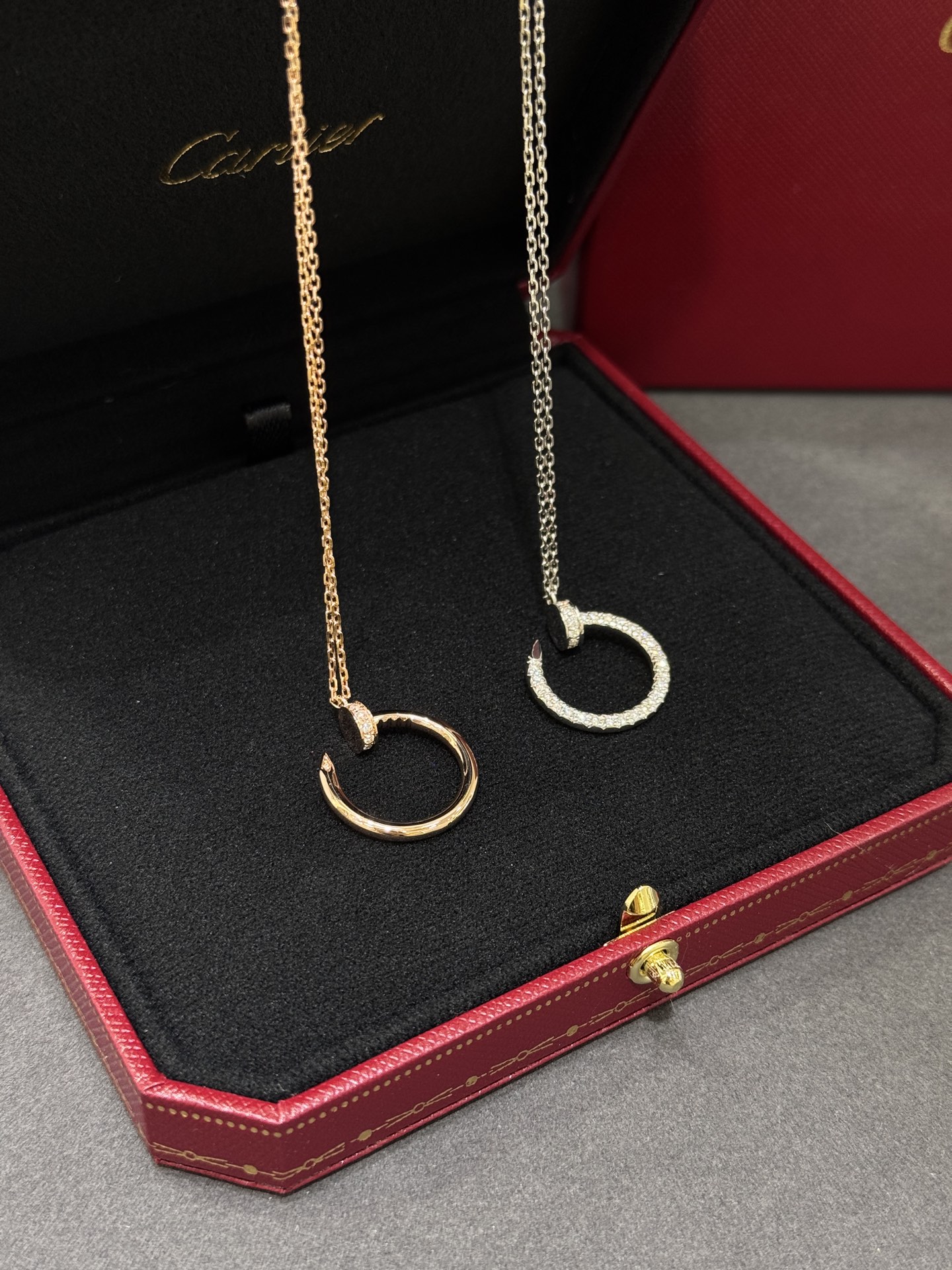 CARTIER Колье Juste un Clou белое золото и бриллианты CARTIER Колье Juste un Clou белое золото и бриллианты