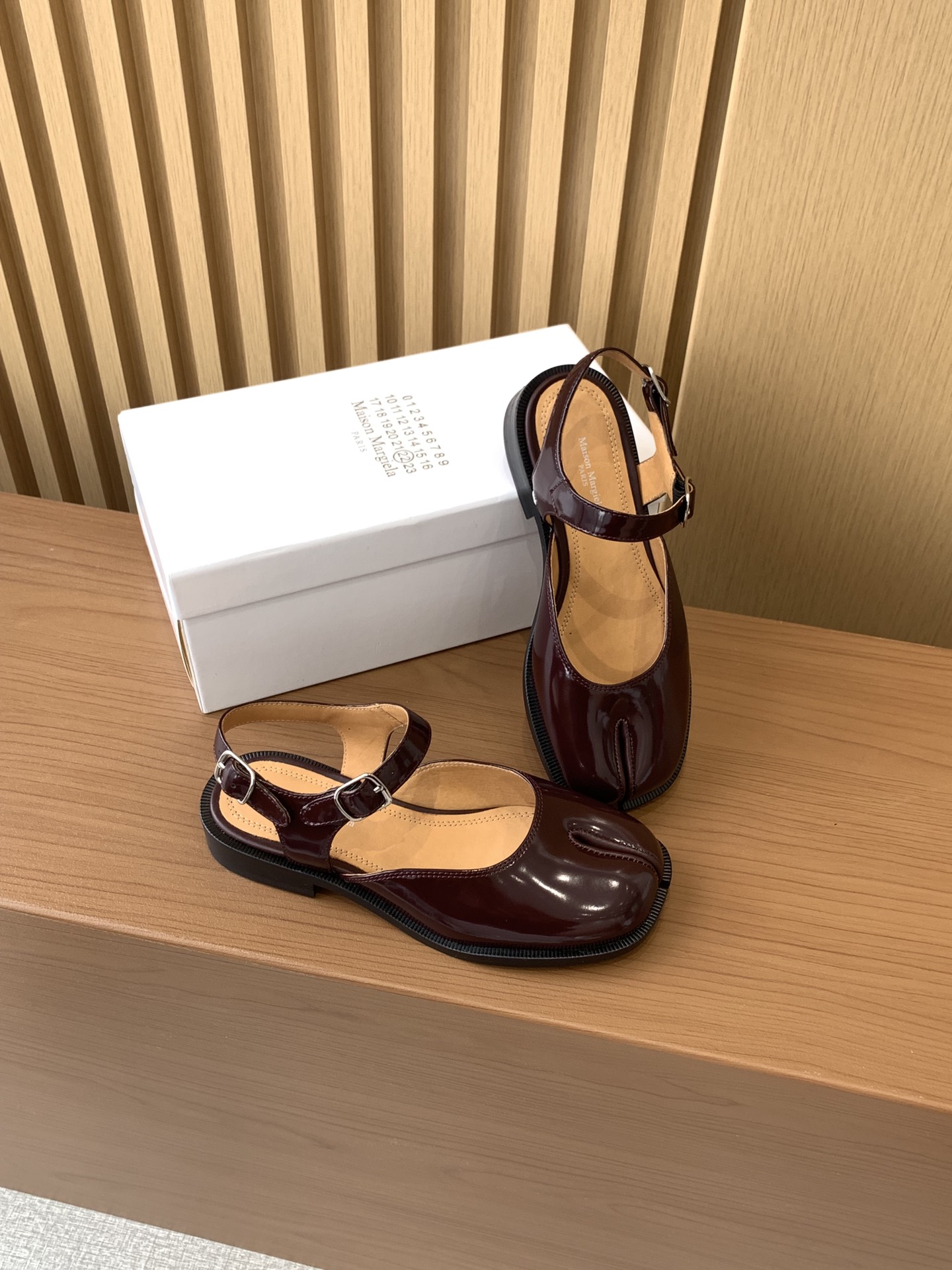 MAISON MARGIELA Женские Tabi в стиле Mary Jane MAISON MARGIELA Женские Tabi в стиле Mary Jane