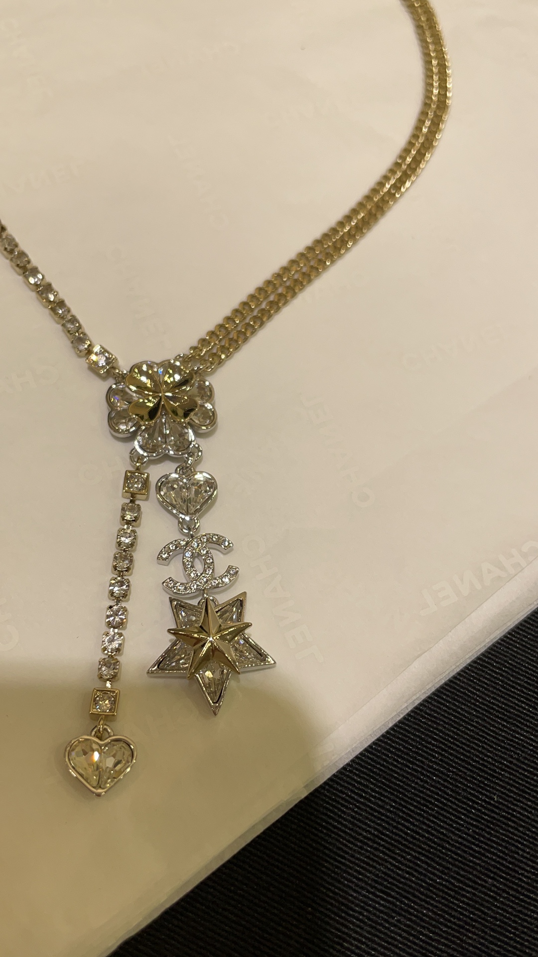 CHANEL Женское колье из латуни CHANEL Женское колье из латуни