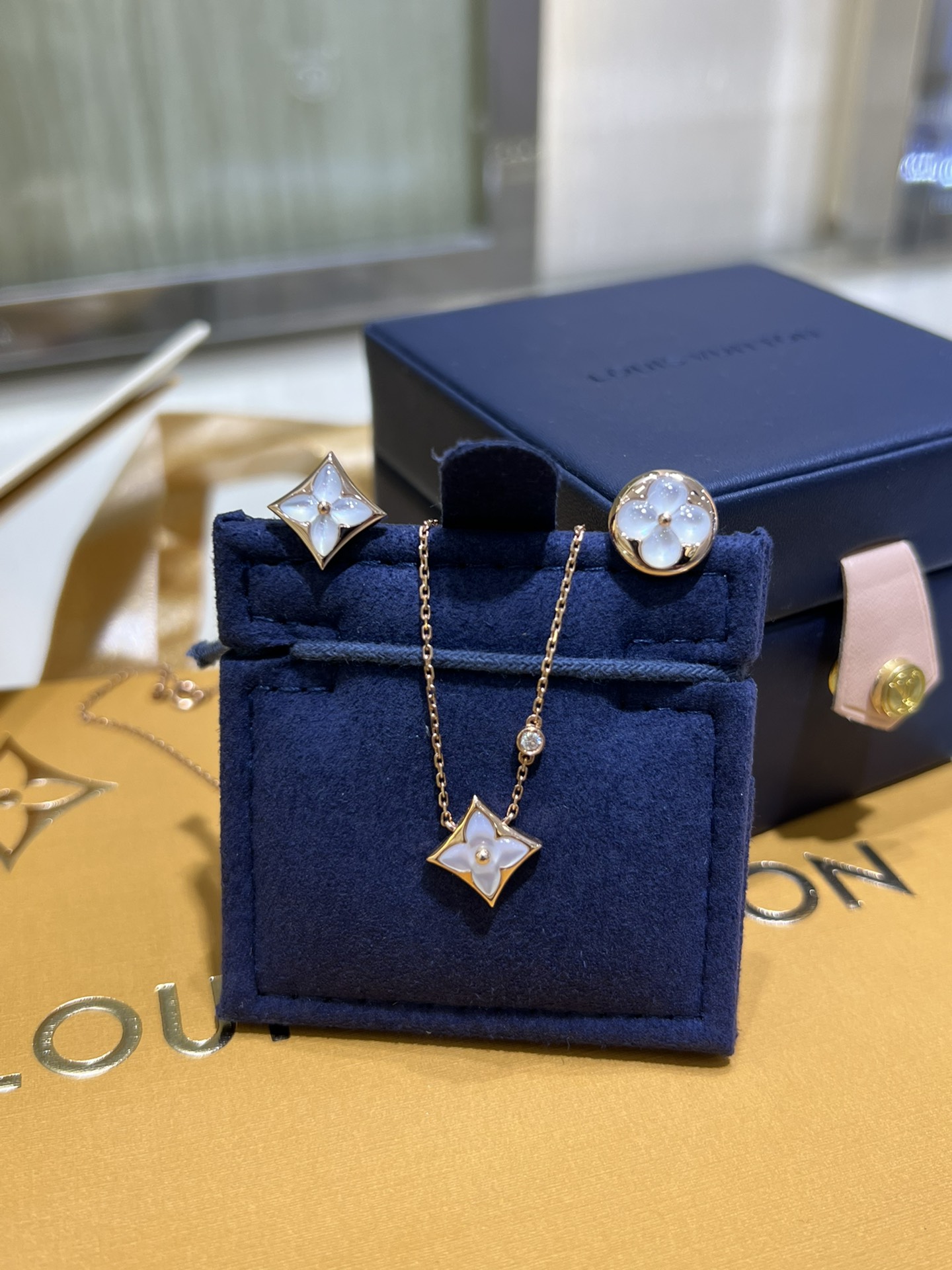 LOUIS VUITTON Колье Fritillaria розовое золото LOUIS VUITTON Колье Fritillaria розовое золото